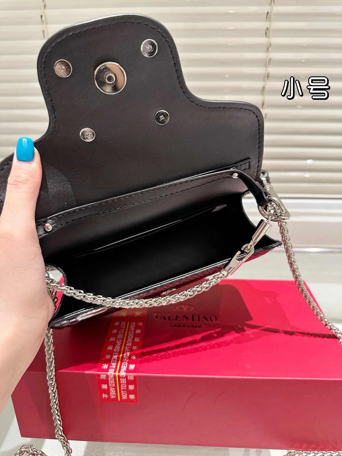 Large P330 Folding Box ⚠️Size 20.10 Valentino Loco Shoulder Bag Overflowing with Sophistication This Look Is Very Versatile No matter how you carry it, you won’t feel any pressure. Which girl can resist such a beautiful bag?