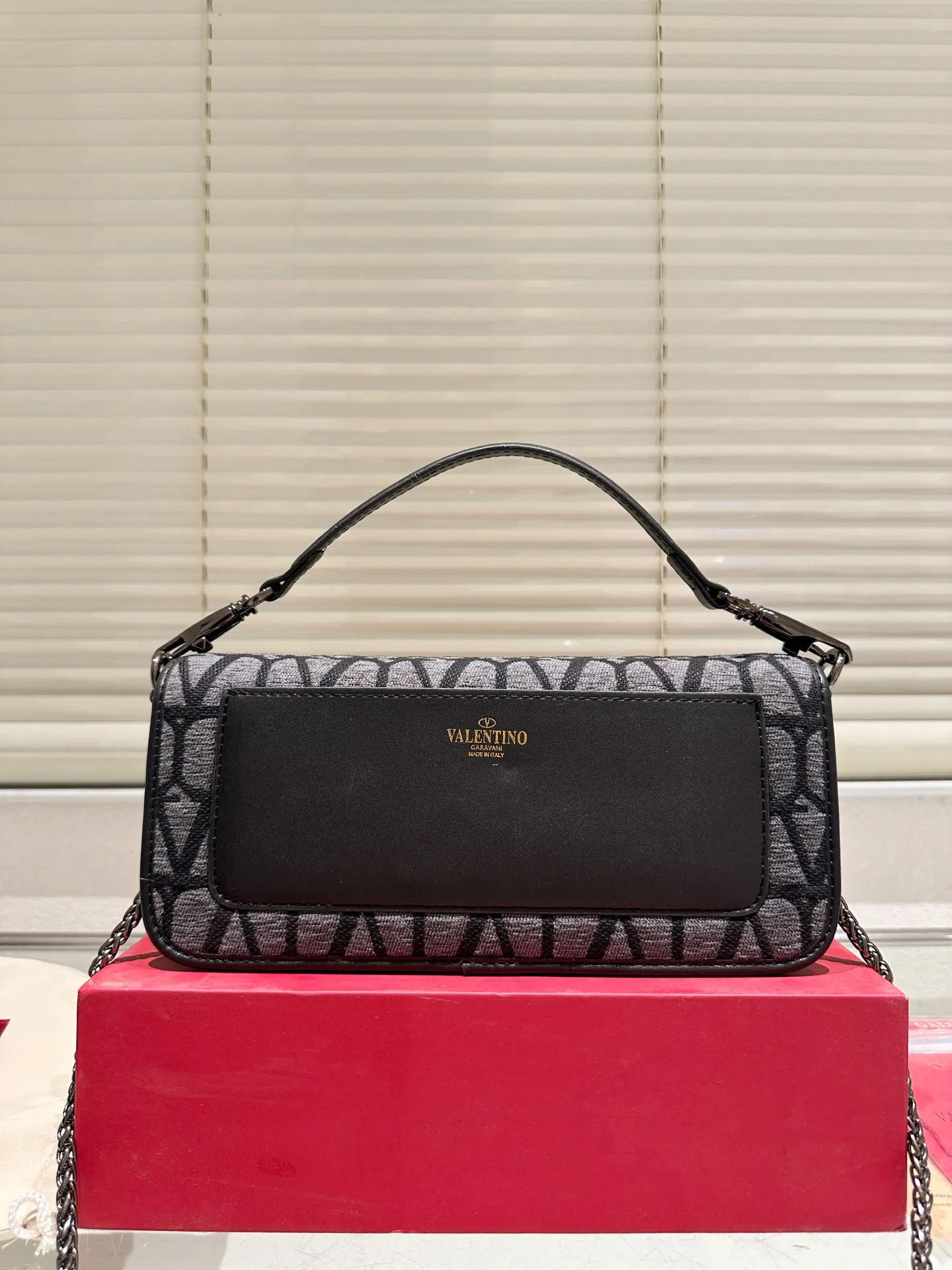 Large P330 Folding Box ⚠️Size 26.11 Valentino Loco Shoulder Bag Overflowing with Sophistication This Look Is Very Versatile No matter how you carry it, you won’t feel any pressure. Which girl can resist such a beautiful bag?