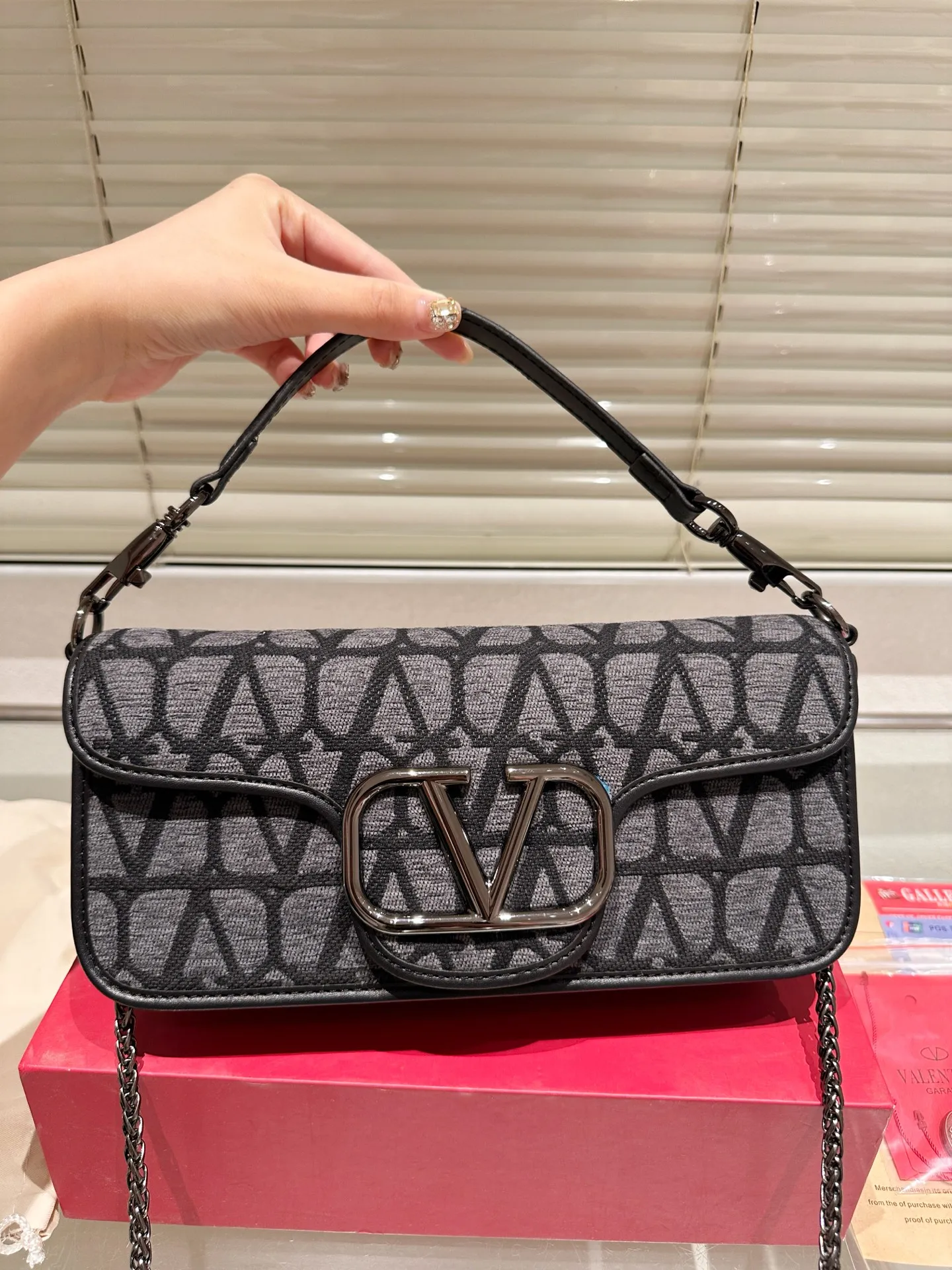 Large P330 Folding Box ⚠️Size 26.11 Valentino Loco Shoulder Bag Overflowing with Sophistication This Look Is Very Versatile No matter how you carry it, you won’t feel any pressure. Which girl can resist such a beautiful bag?