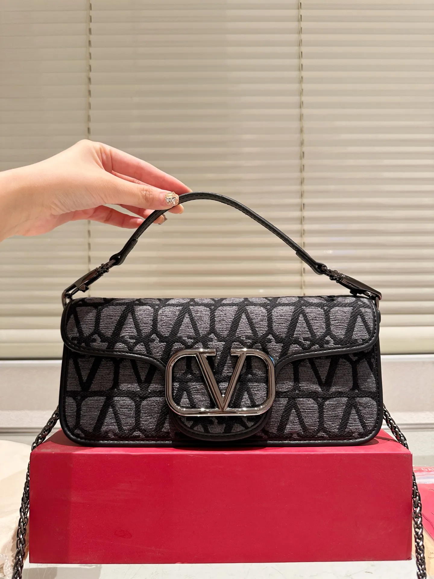 Large P330 Folding Box ⚠️Size 26.11 Valentino Loco Shoulder Bag Overflowing with Sophistication This Look Is Very Versatile No matter how you carry it, you won’t feel any pressure. Which girl can resist such a beautiful bag?