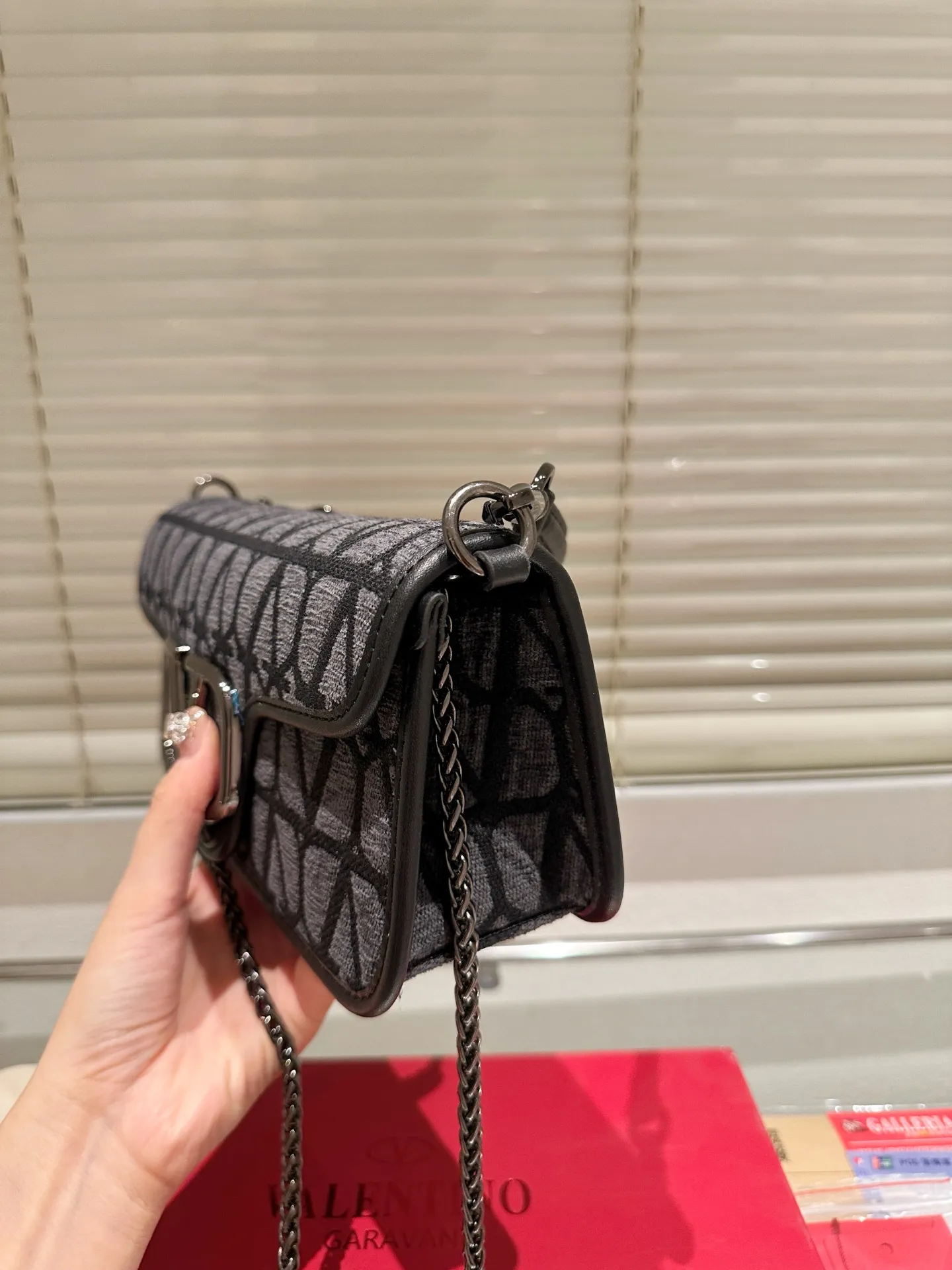 Large P330 Folding Box ⚠️Size 26.11 Valentino Loco Shoulder Bag Overflowing with Sophistication This Look Is Very Versatile No matter how you carry it, you won’t feel any pressure. Which girl can resist such a beautiful bag?
