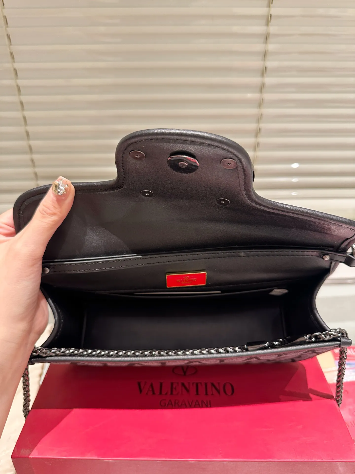 Large P330 Folding Box ⚠️Size 26.11 Valentino Loco Shoulder Bag Overflowing with Sophistication This Look Is Very Versatile No matter how you carry it, you won’t feel any pressure. Which girl can resist such a beautiful bag?