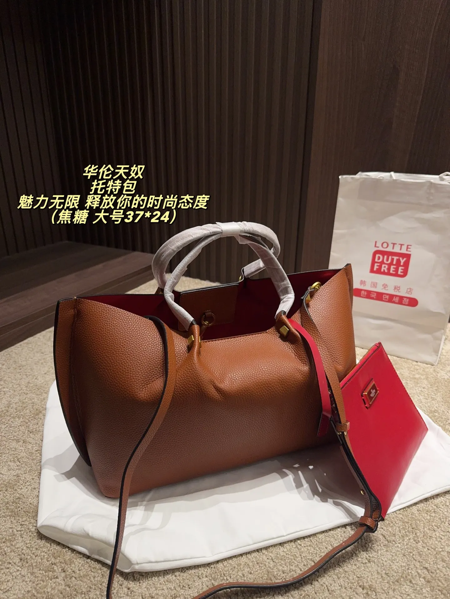 Large p380 without box ⚠️ size 37*24 Small size P370 without box ⚠️ size 25*17 Valentino tote bag has unlimited charm and unleashes your fashion attitude. It has a unique appearance and many cute colors to choose from. It is a fashion item not to be missed. It is different from the softness of canvas bags. It gives a wanton and free feeling when carried on the body. It is super textured and is loved by fashionistas.