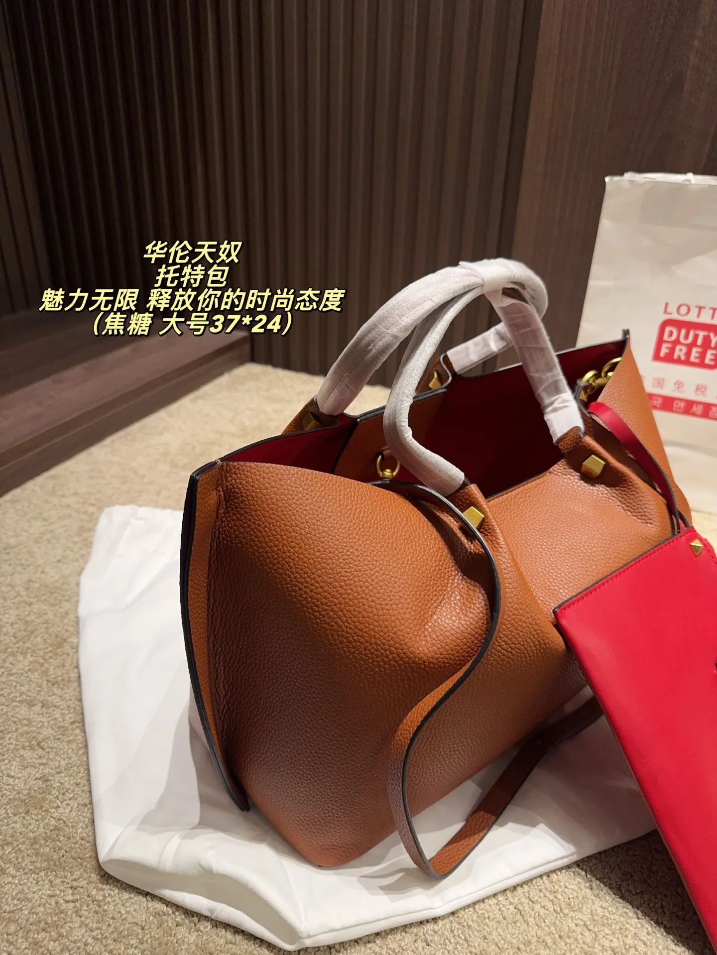 Large p380 without box ⚠️ size 37*24 Small size P370 without box ⚠️ size 25*17 Valentino tote bag has unlimited charm and unleashes your fashion attitude. It has a unique appearance and many cute colors to choose from. It is a fashion item not to be missed. It is different from the softness of canvas bags. It gives a wanton and free feeling when carried on the body. It is super textured and is loved by fashionistas.
