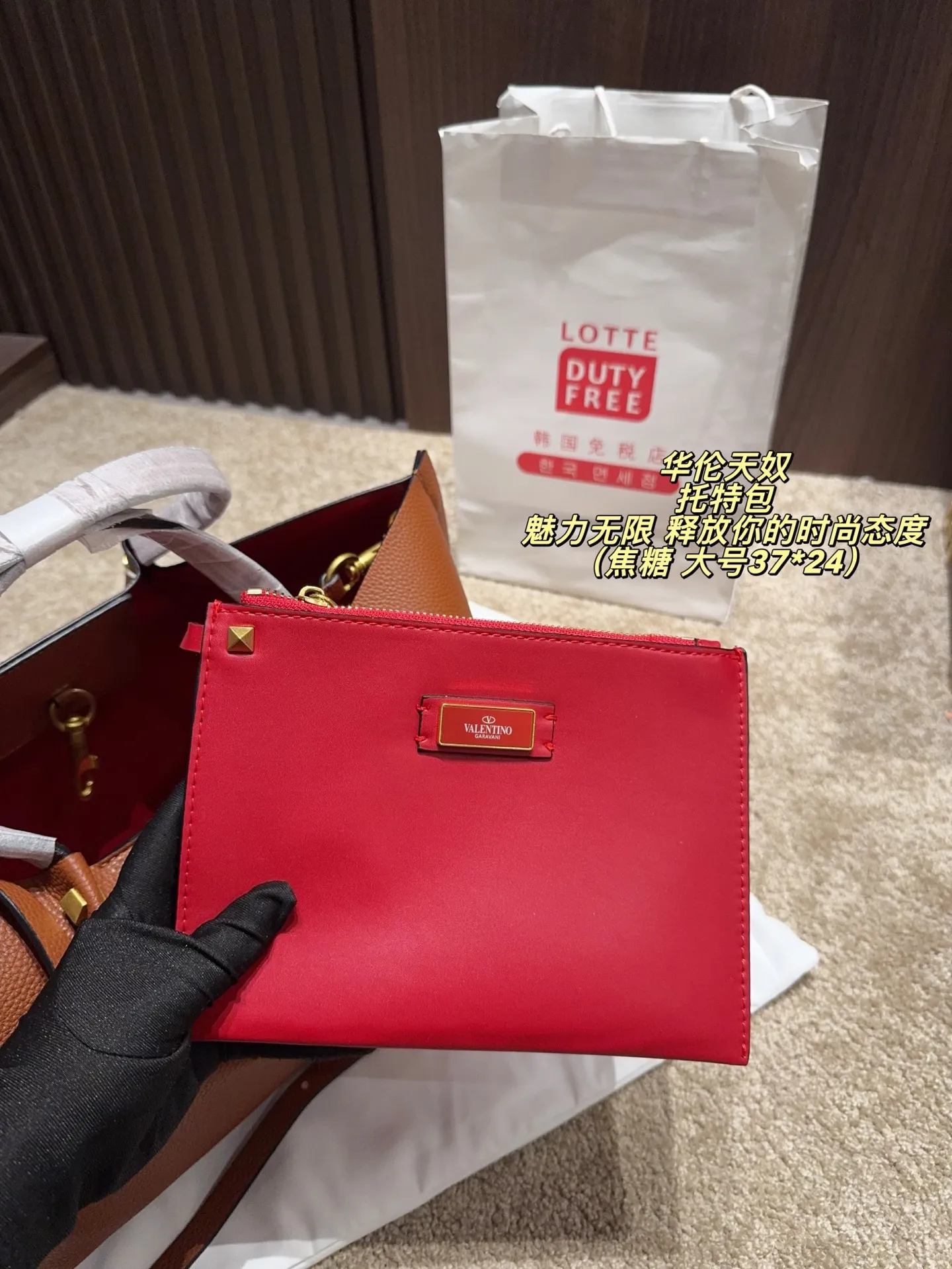 Large p380 without box ⚠️ size 37*24 Small size P370 without box ⚠️ size 25*17 Valentino tote bag has unlimited charm and unleashes your fashion attitude. It has a unique appearance and many cute colors to choose from. It is a fashion item not to be missed. It is different from the softness of canvas bags. It gives a wanton and free feeling when carried on the body. It is super textured and is loved by fashionistas.