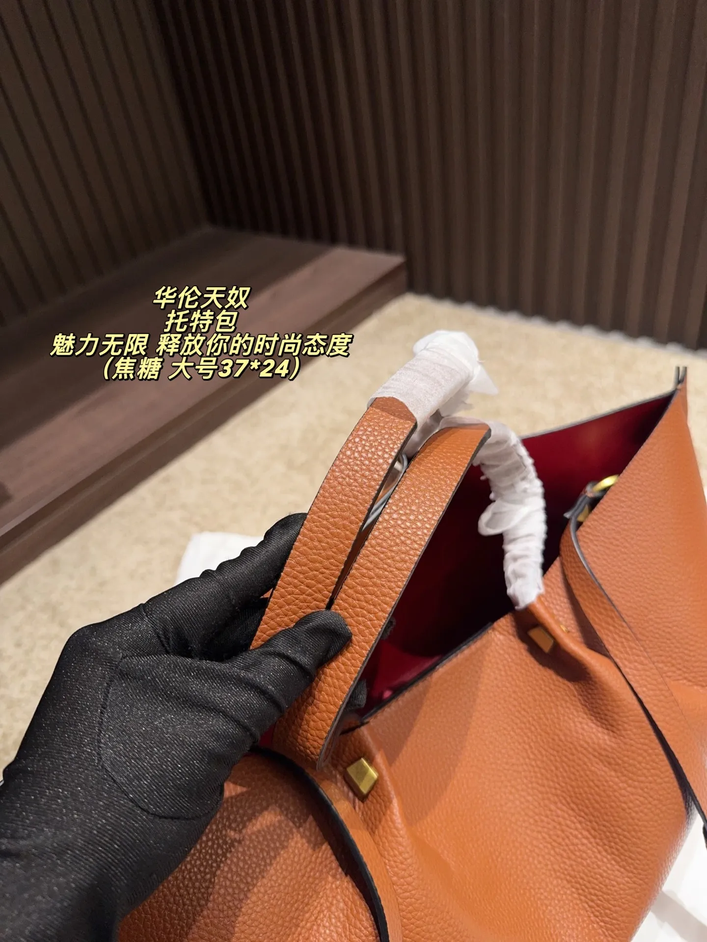 Large p380 without box ⚠️ size 37*24 Small size P370 without box ⚠️ size 25*17 Valentino tote bag has unlimited charm and unleashes your fashion attitude. It has a unique appearance and many cute colors to choose from. It is a fashion item not to be missed. It is different from the softness of canvas bags. It gives a wanton and free feeling when carried on the body. It is super textured and is loved by fashionistas.