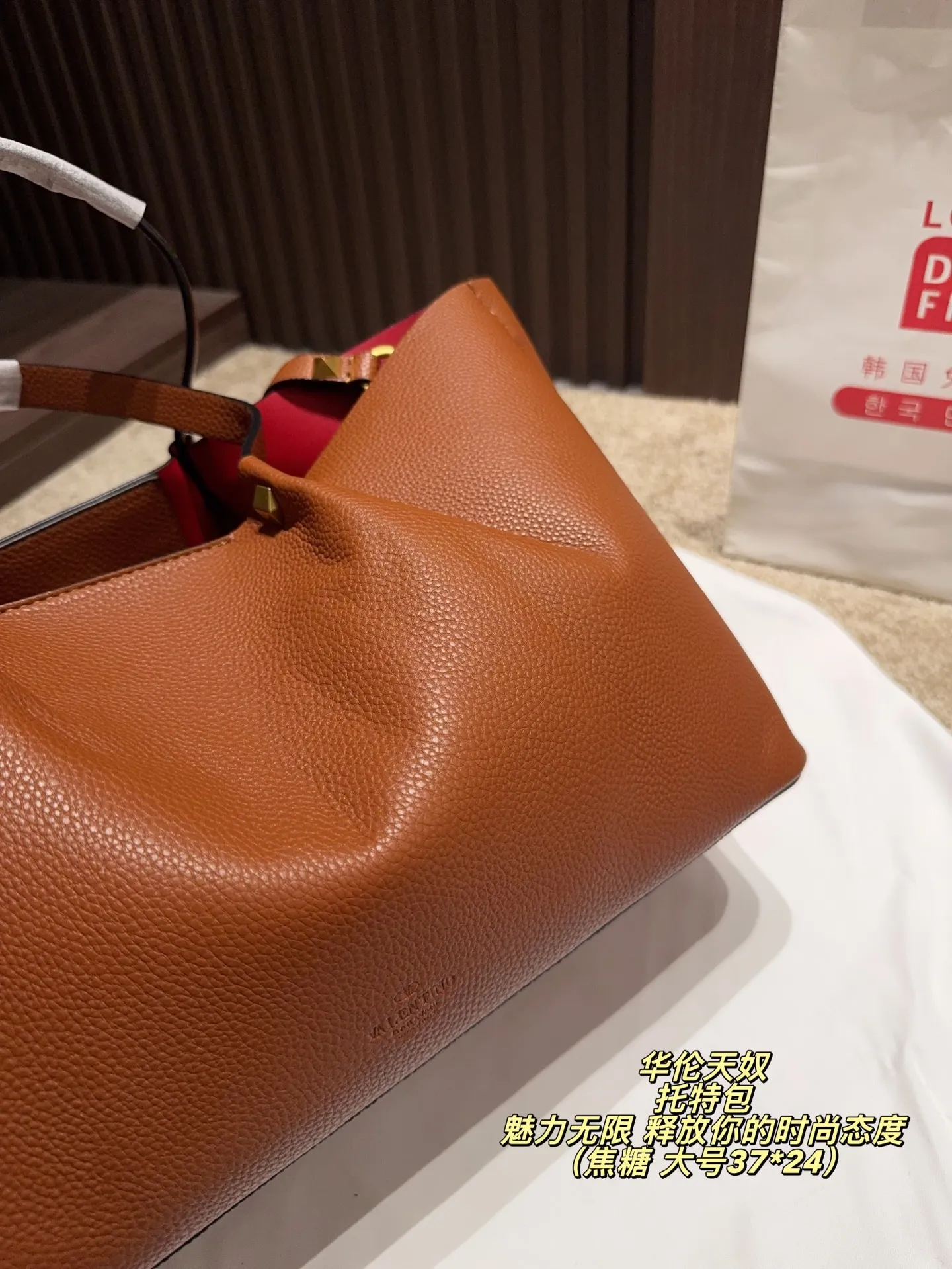 Large p380 without box ⚠️ size 37*24 Small size P370 without box ⚠️ size 25*17 Valentino tote bag has unlimited charm and unleashes your fashion attitude. It has a unique appearance and many cute colors to choose from. It is a fashion item not to be missed. It is different from the softness of canvas bags. It gives a wanton and free feeling when carried on the body. It is super textured and is loved by fashionistas.