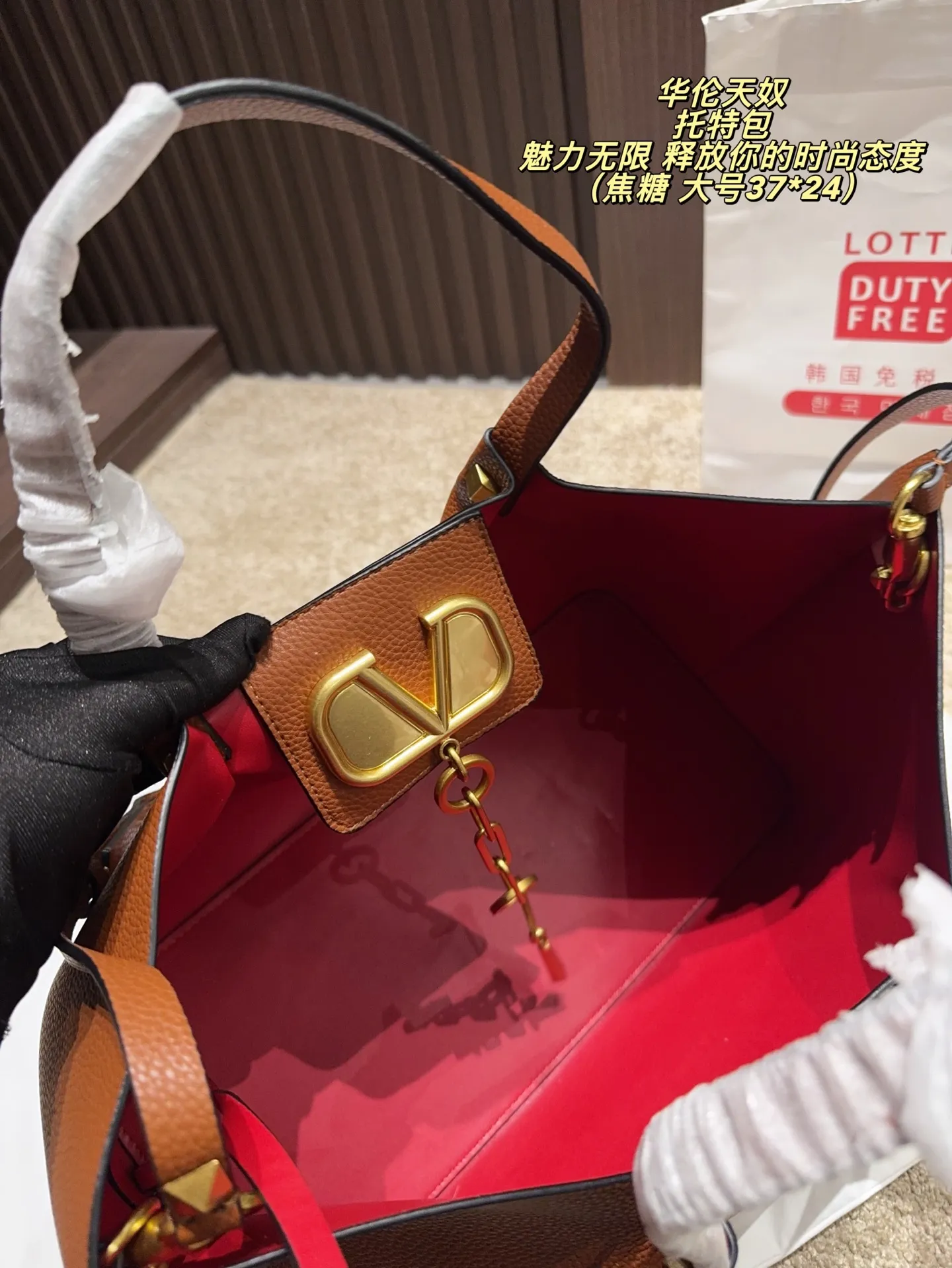 Large p380 without box ⚠️ size 37*24 Small size P370 without box ⚠️ size 25*17 Valentino tote bag has unlimited charm and unleashes your fashion attitude. It has a unique appearance and many cute colors to choose from. It is a fashion item not to be missed. It is different from the softness of canvas bags. It gives a wanton and free feeling when carried on the body. It is super textured and is loved by fashionistas.