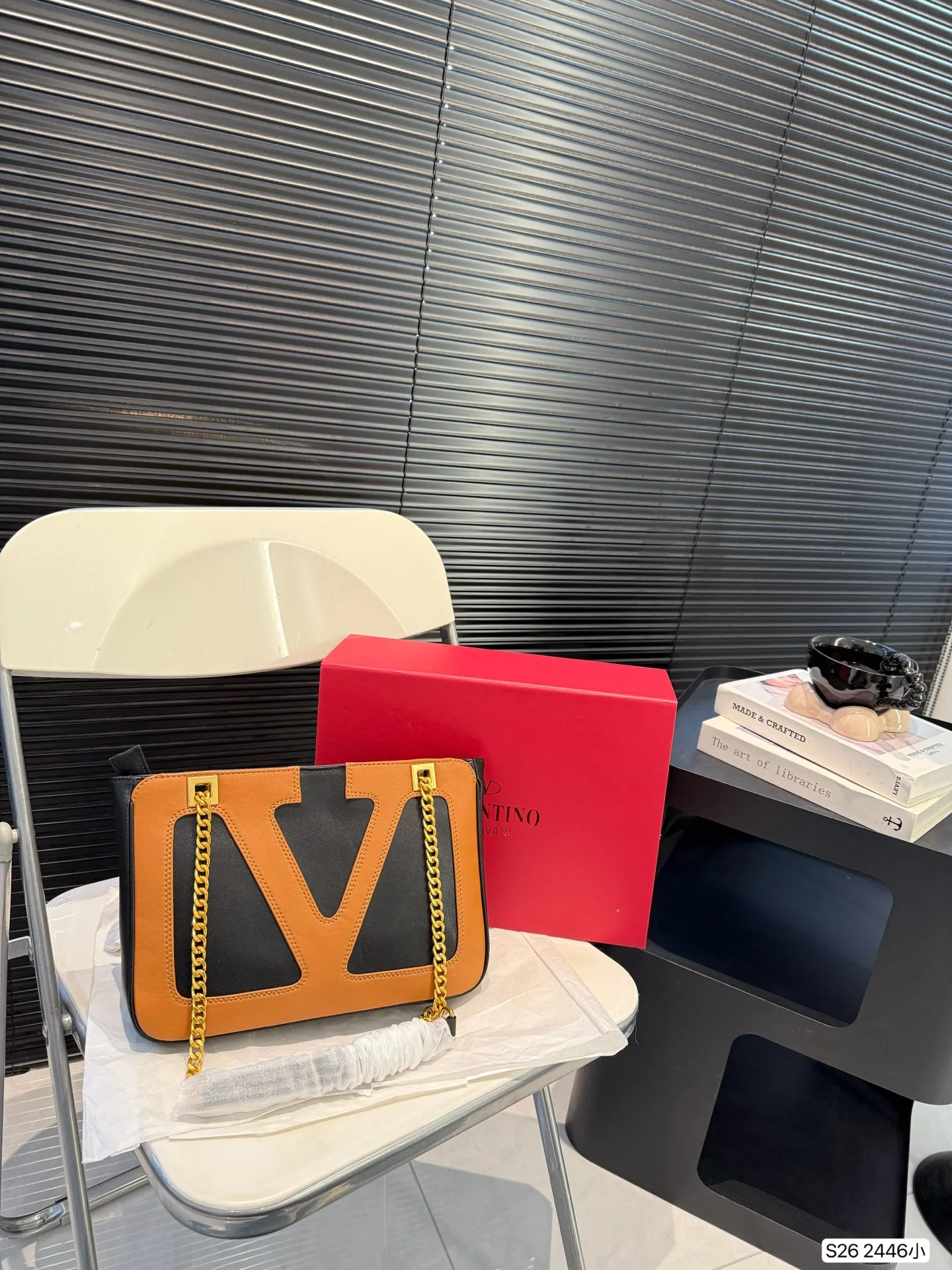 P360 comes with a folding box. Stars interpret the Valentino Viva Superstar bag. The eye-catching V Logo makes it highly recognizable. The outline of the bag is square and orderly. The color matching and sliding chain add to the retro texture. Hello Michele #Valentino2025 Early Spring Series Size: Small 28 19 Item No. 2446 Small