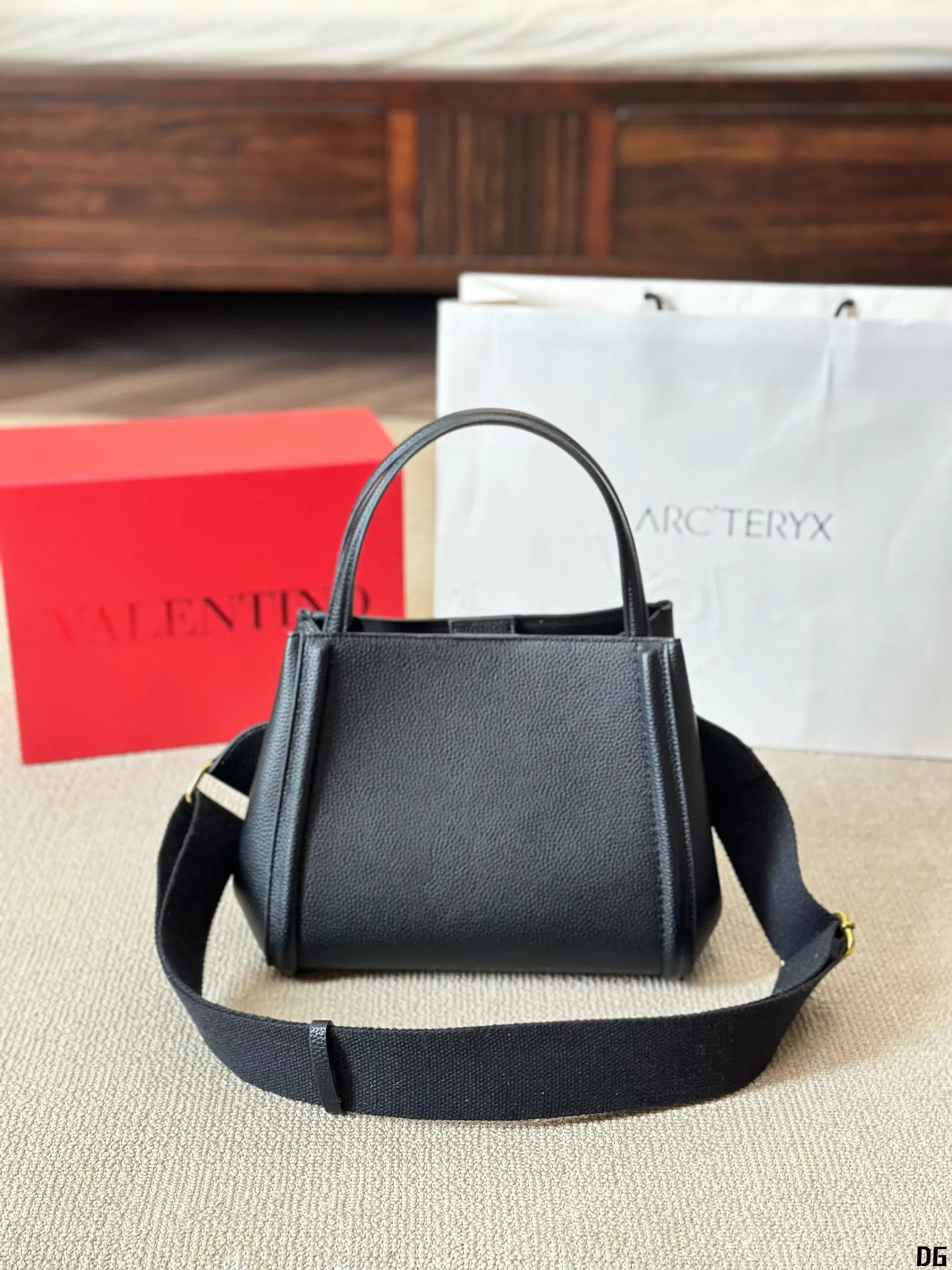 Cowhide version p330 Valentino VALENTINO Women's Valentino show model Black Tie Valentino Letter Bag Tote bag from Valentino. The new season has just arrived. Size 25 20cm (two straps)