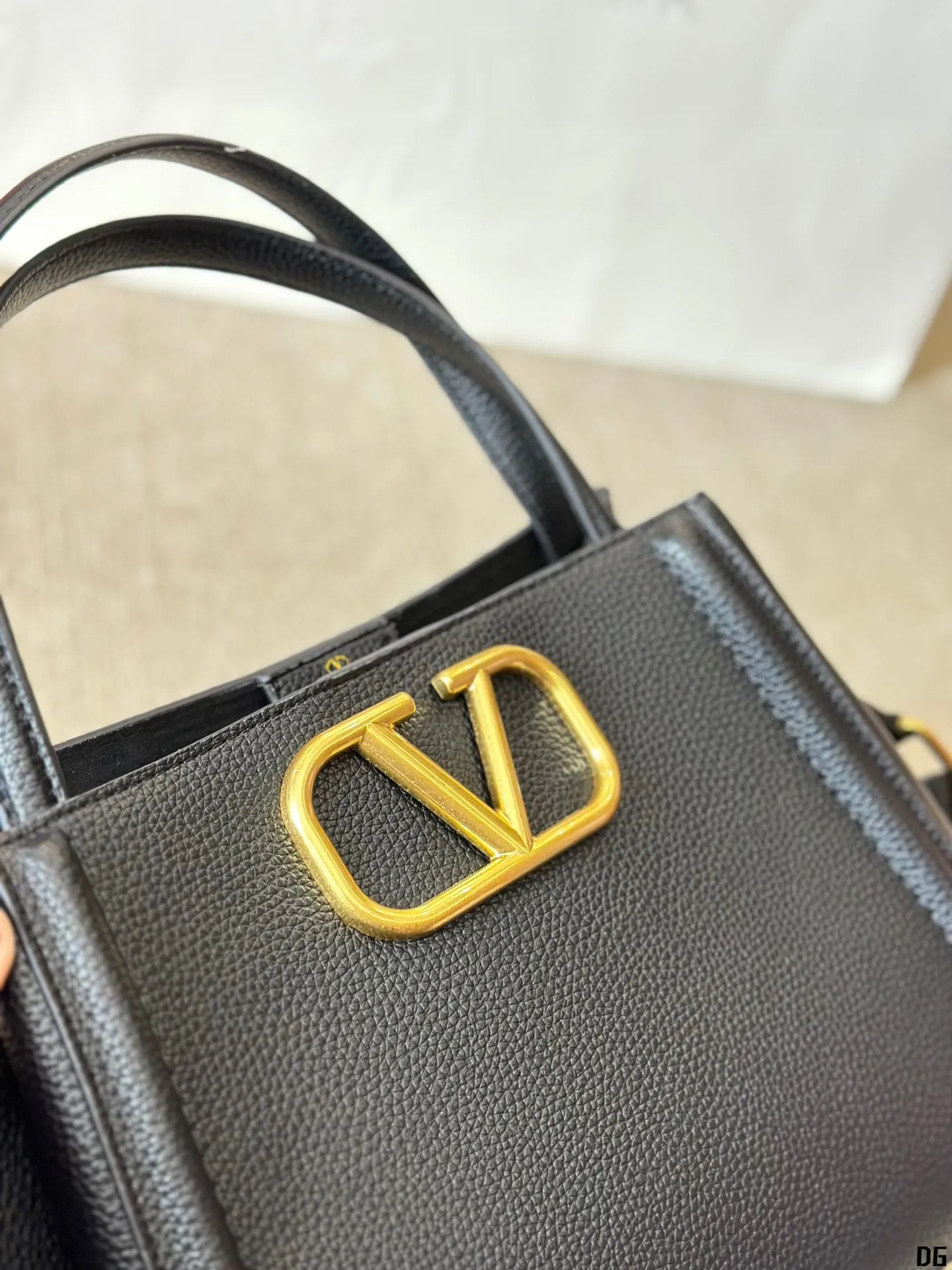 Cowhide version p330 Valentino VALENTINO Women's Valentino show model Black Tie Valentino Letter Bag Tote bag from Valentino. The new season has just arrived. Size 25 20cm (two straps)