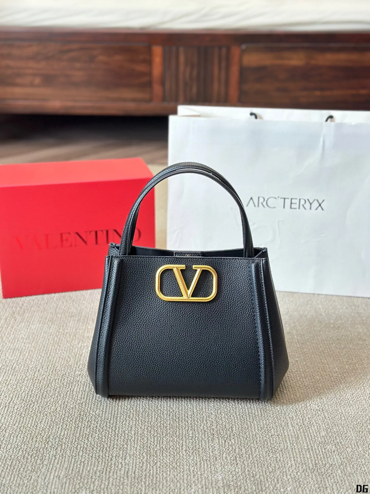 Cowhide version p330 Valentino VALENTINO Women's Valentino show model Black Tie Valentino Letter Bag Tote bag from Valentino. The new season has just arrived. Size 25 20cm (two straps)