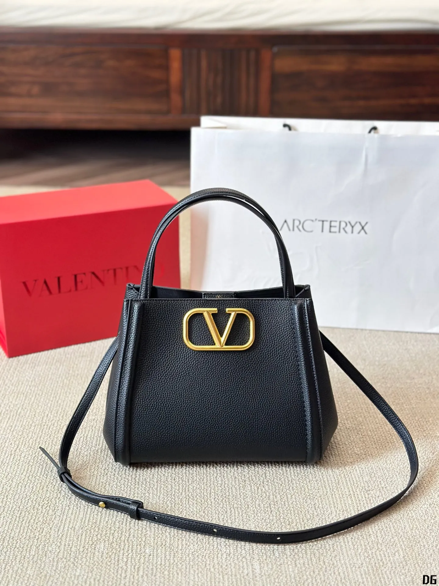 Cowhide version p330 Valentino VALENTINO Women's Valentino show model Black Tie Valentino Letter Bag Tote bag from Valentino. The new season has just arrived. Size 25 20cm (two straps)