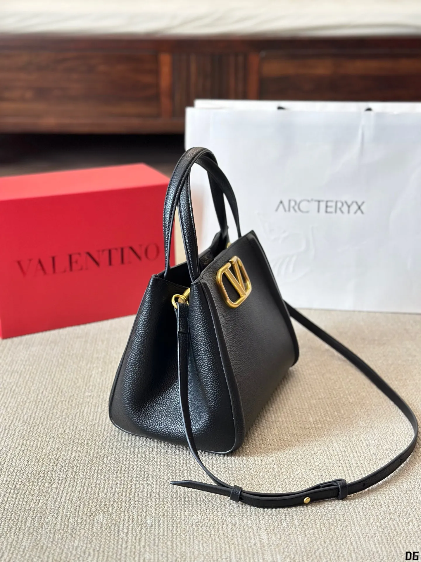 Cowhide version p330 Valentino VALENTINO Women's Valentino show model Black Tie Valentino Letter Bag Tote bag from Valentino. The new season has just arrived. Size 25 20cm (two straps)