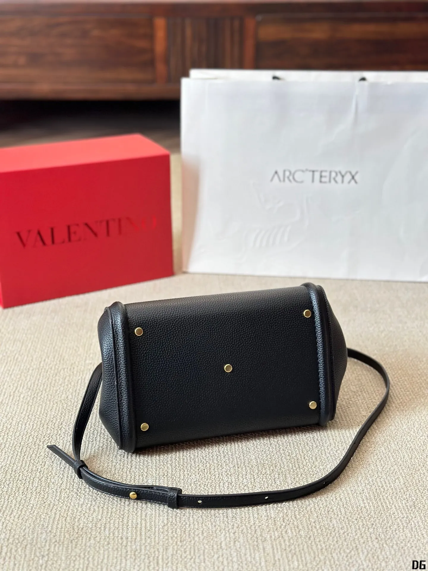 Cowhide version p330 Valentino VALENTINO Women's Valentino show model Black Tie Valentino Letter Bag Tote bag from Valentino. The new season has just arrived. Size 25 20cm (two straps)