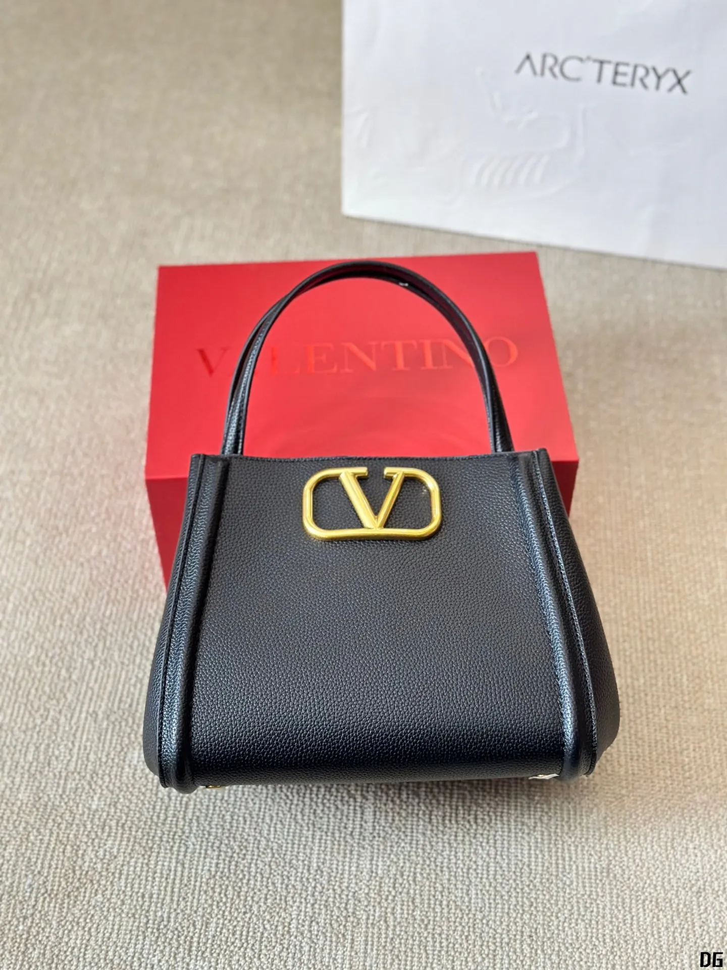 Cowhide version p330 Valentino VALENTINO Women's Valentino show model Black Tie Valentino Letter Bag Tote bag from Valentino. The new season has just arrived. Size 25 20cm (two straps)