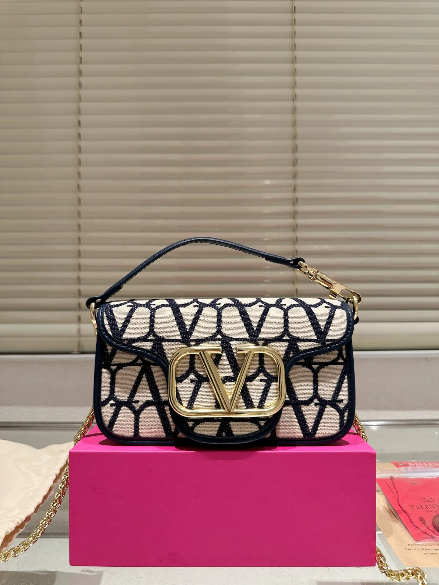 Small P310 folding box ⚠️Size 20.9 Valentino Loco shoulder bag has a high-end feel. This look is very versatile. No matter how you carry it, there is no pressure. Which girl can resist such a beautiful bag?