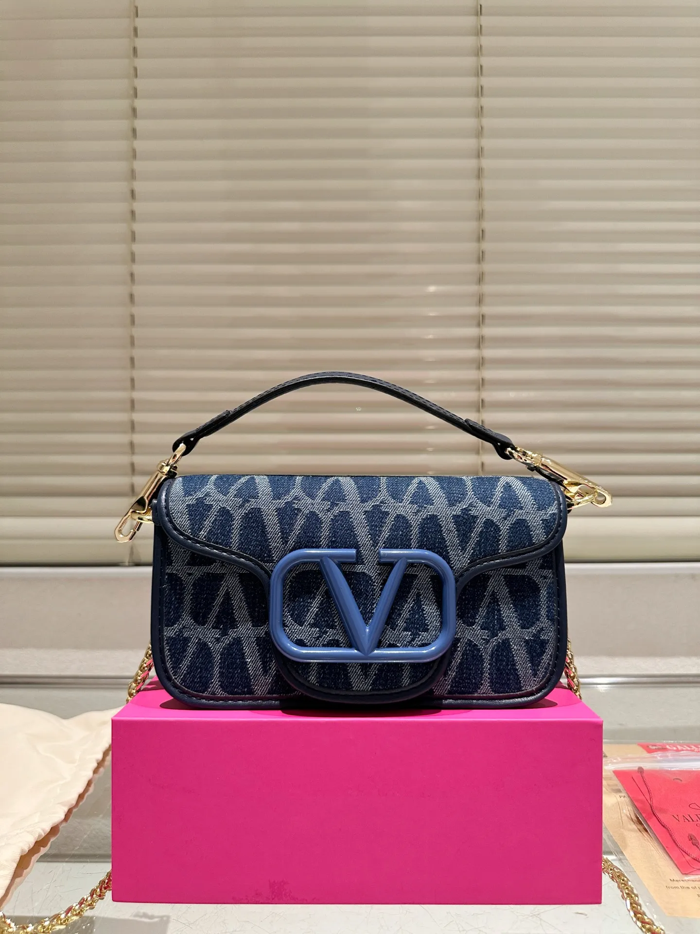 Small P310 folding box ⚠️Size 20.9 Valentino Loco shoulder bag has a high-end feel. This look is very versatile. No matter how you carry it, there is no pressure. Which girl can resist such a beautiful bag?