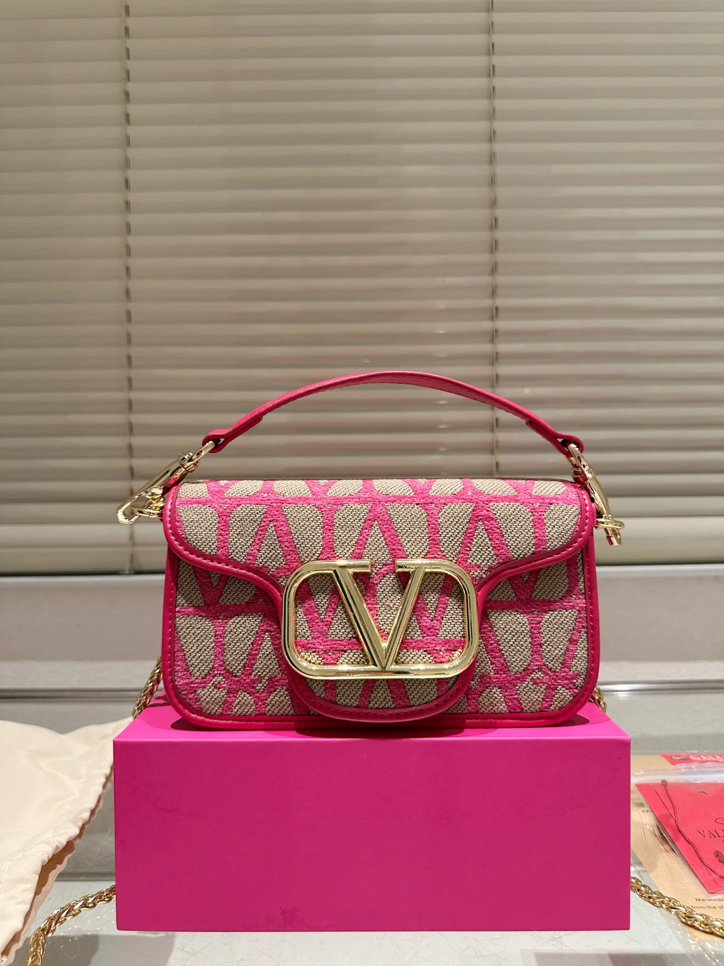 Small P310 folding box ⚠️Size 20.9 Valentino Loco shoulder bag has a high-end feel. This look is very versatile. No matter how you carry it, there is no pressure. Which girl can resist such a beautiful bag?