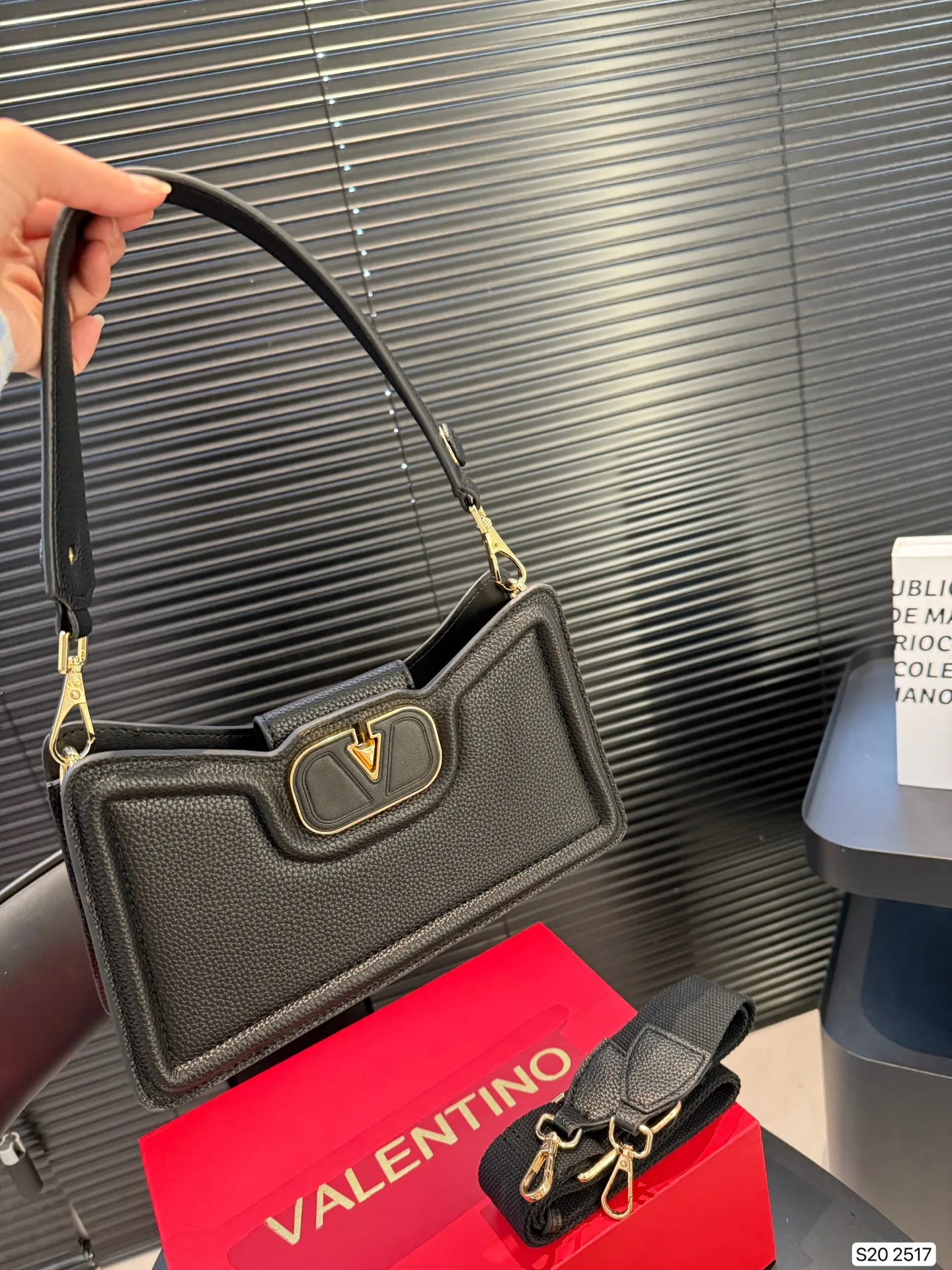P300 with folding box Valentino Allknots crossbody bag Exquisite and beautiful High-end elegance Easy to control, no matter the clothes or seasons Can be used all year round, salty or sweet Carry it on a tall girl, it looks like a queen. Carry it on a small girl, it looks sweet on a girl Size: 26 15 Item No. 2517