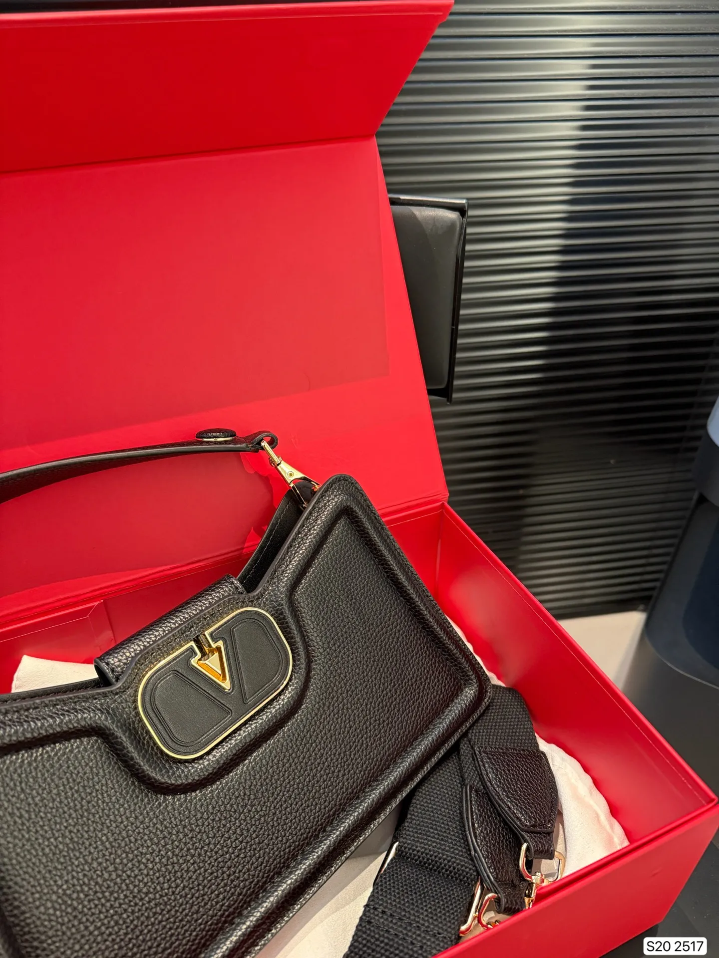 P300 with folding box Valentino Allknots crossbody bag Exquisite and beautiful High-end elegance Easy to control, no matter the clothes or seasons Can be used all year round, salty or sweet Carry it on a tall girl, it looks like a queen. Carry it on a small girl, it looks sweet on a girl Size: 26 15 Item No. 2517