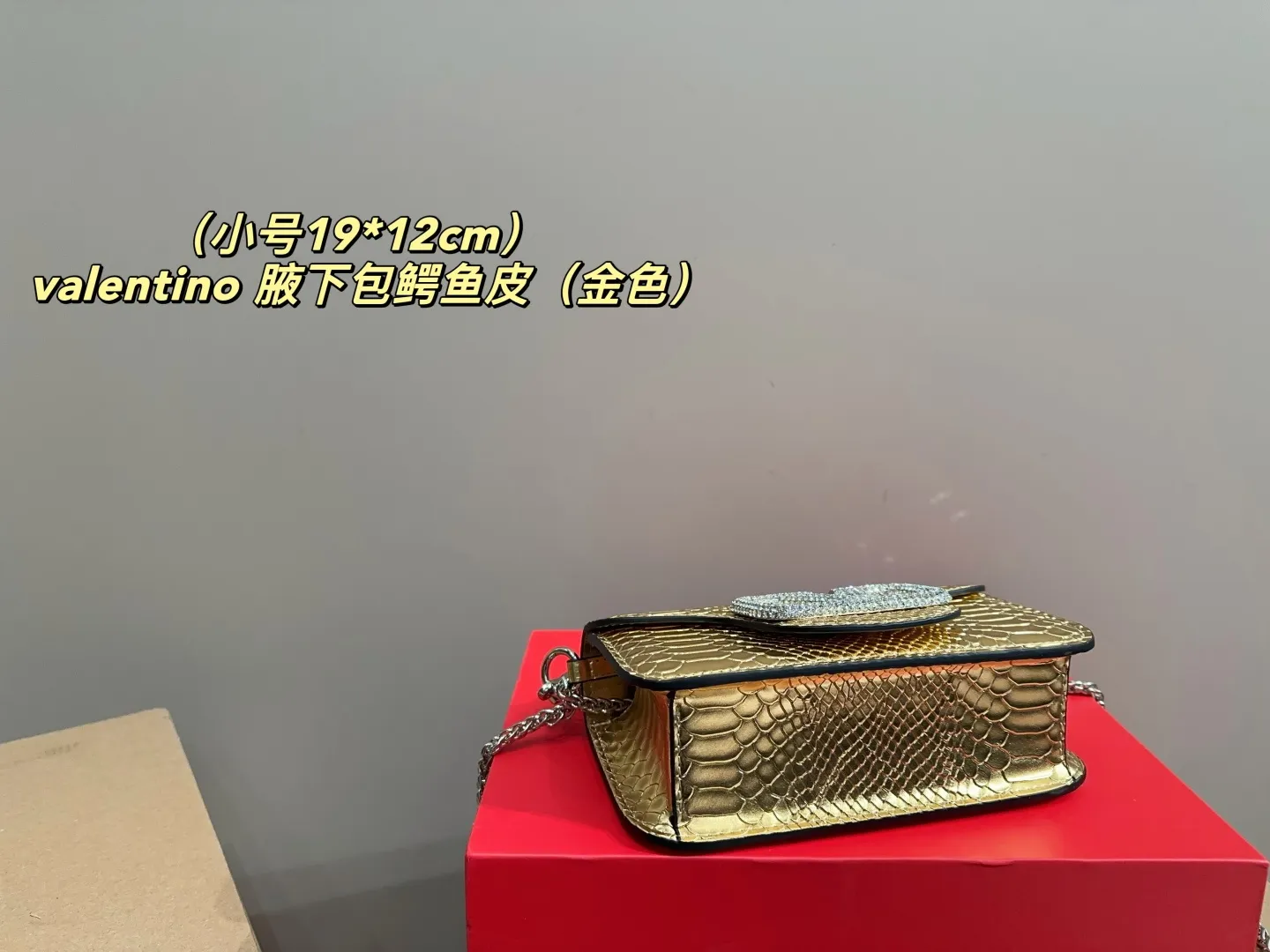 Large P340 comes with box⚠️Size 26.11 Small P330 comes with box⚠️Size 19.12 Valentino valentino underarm bag crocodile leather