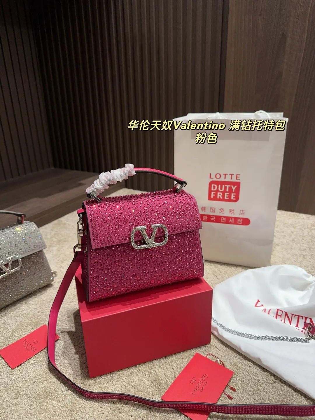 p390 with folding box ⚠️Size 18.15 Valentino Diamond Tote Bag A handbag, if you connect the shoulder strap, it can be used as a shoulder bag or crossbody bag. The V mark on the front of the bag is the unique Valentino logo. It feels high-end and fashionable. good