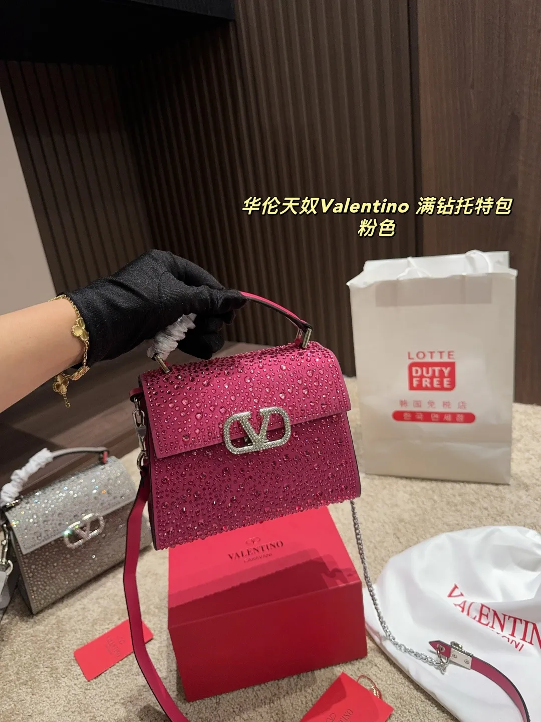 p390 with folding box ⚠️Size 18.15 Valentino Diamond Tote Bag A handbag, if you connect the shoulder strap, it can be used as a shoulder bag or crossbody bag. The V mark on the front of the bag is the unique Valentino logo. It feels high-end and fashionable. good