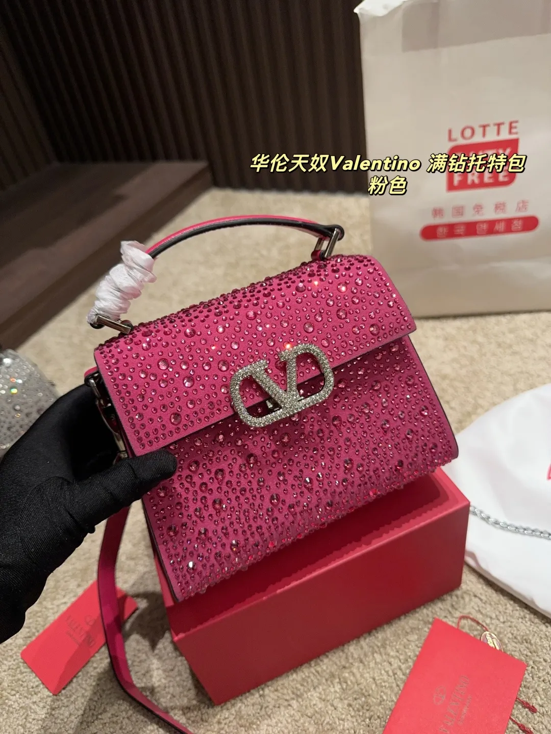 p390 with folding box ⚠️Size 18.15 Valentino Diamond Tote Bag A handbag, if you connect the shoulder strap, it can be used as a shoulder bag or crossbody bag. The V mark on the front of the bag is the unique Valentino logo. It feels high-end and fashionable. good