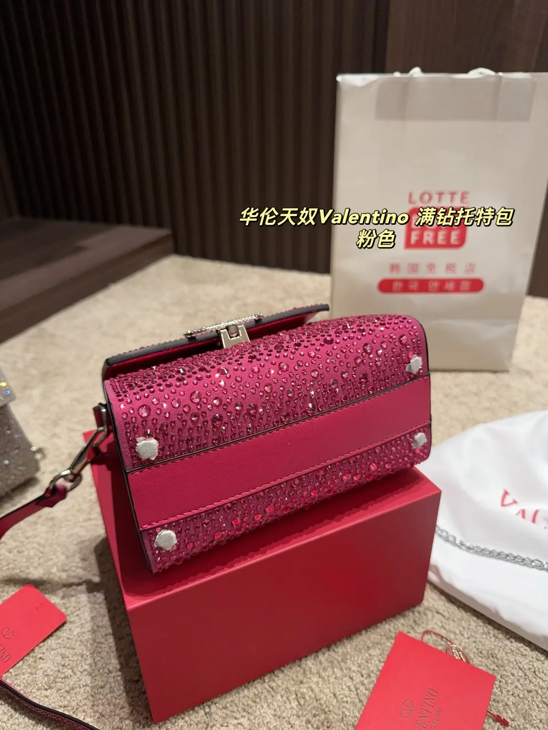 p390 with folding box ⚠️Size 18.15 Valentino Diamond Tote Bag A handbag, if you connect the shoulder strap, it can be used as a shoulder bag or crossbody bag. The V mark on the front of the bag is the unique Valentino logo. It feels high-end and fashionable. good