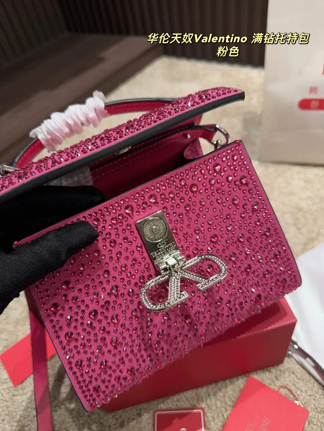 p390 with folding box ⚠️Size 18.15 Valentino Diamond Tote Bag A handbag, if you connect the shoulder strap, it can be used as a shoulder bag or crossbody bag. The V mark on the front of the bag is the unique Valentino logo. It feels high-end and fashionable. good