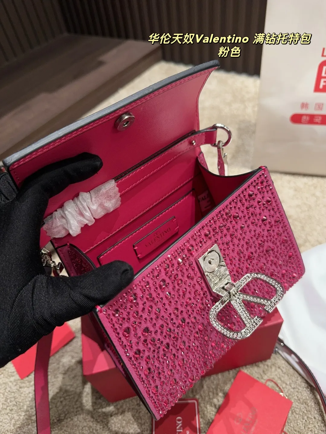p390 with folding box ⚠️Size 18.15 Valentino Diamond Tote Bag A handbag, if you connect the shoulder strap, it can be used as a shoulder bag or crossbody bag. The V mark on the front of the bag is the unique Valentino logo. It feels high-end and fashionable. good