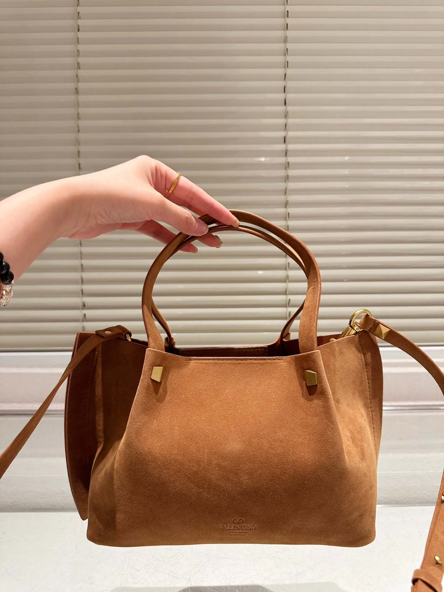 P390⚠️Suede size 25.16 Valentino handbag can be worn cross-body. It has a retro feel. It is high-end yet elegant. It has a great atmosphere. It can be worn for commuting, leisure and dating.
