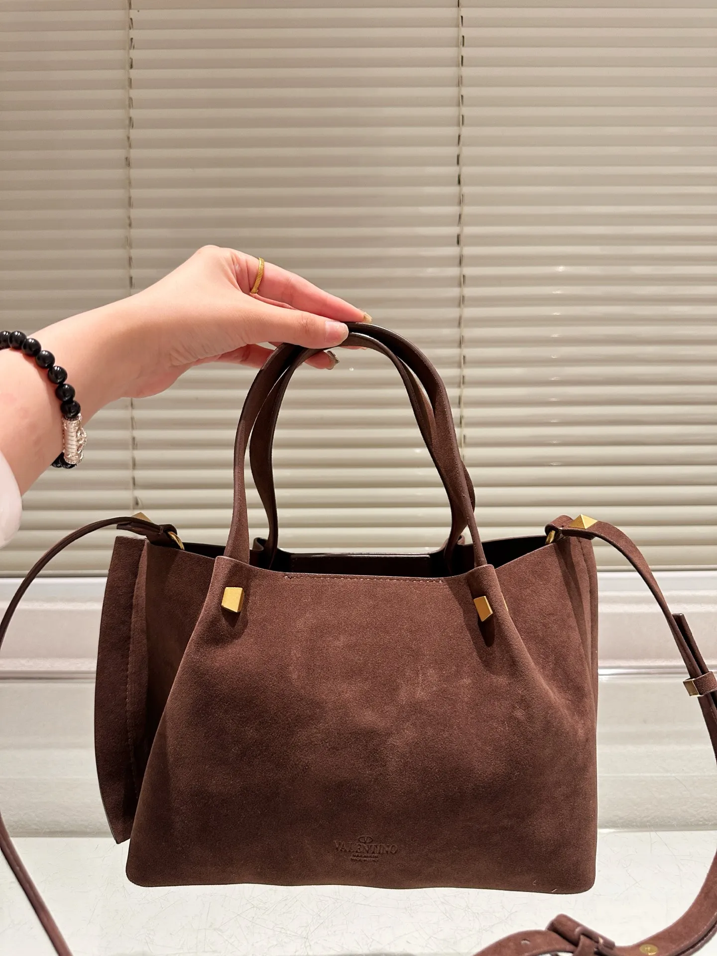P390⚠️Suede size 25.16 Valentino handbag can be worn cross-body. It has a retro feel. It is high-end yet elegant. It has a great atmosphere. It can be worn for commuting, leisure and dating.