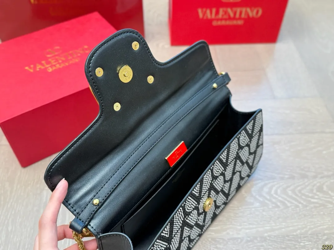 ¥330/¥320 folding box Valentino star diamond version handbag, metallic texture, big logo, simple bag silhouette unlocks fashion charm, can be salty or sweet, makes you the most beautiful girl on the street, very versatile yyds Size: 28 13/20 11