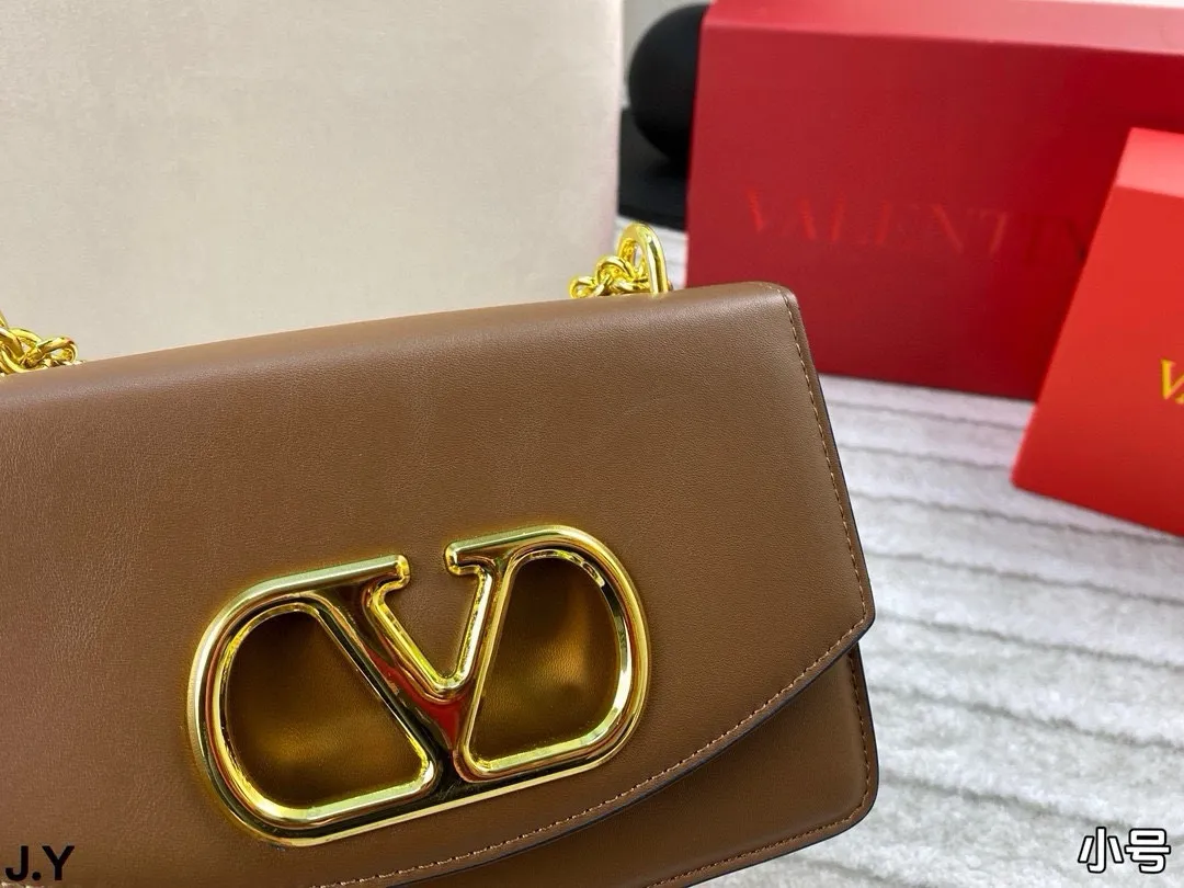 p310/p300 Folding box 🎁 Valentino Vain series handbags~ A versatile bag that can be sweet or salty, casual or business, magnetic opening and closing, practical capacity, exquisite and noble, elegant and timeless! Size: 24*16/19.5*13