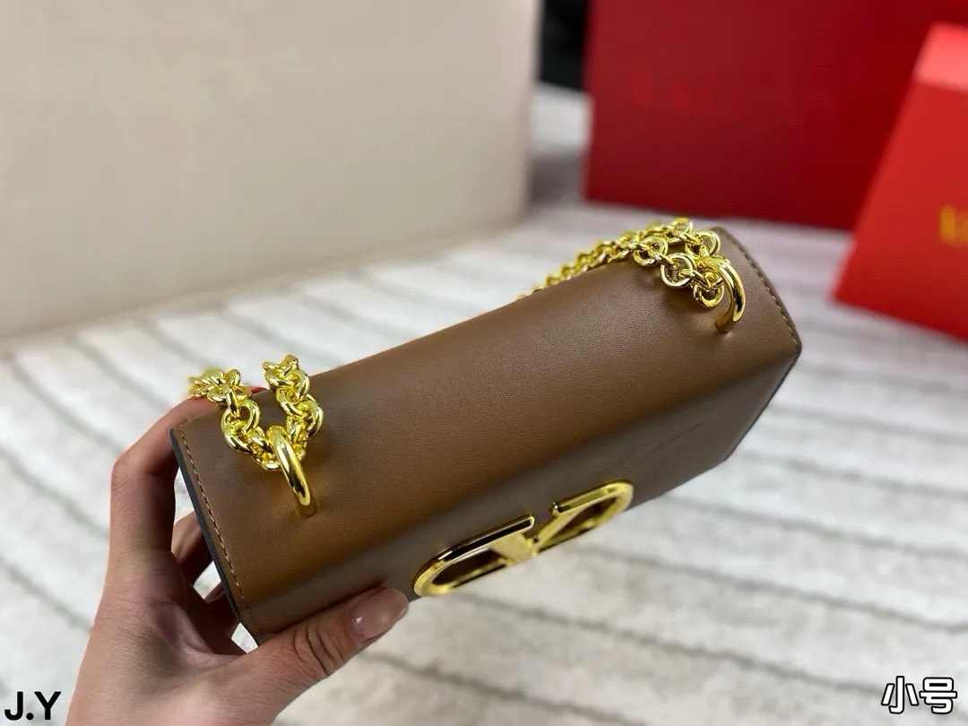 p310/p300 Folding box 🎁 Valentino Vain series handbags~ A versatile bag that can be sweet or salty, casual or business, magnetic opening and closing, practical capacity, exquisite and noble, elegant and timeless! Size: 24*16/19.5*13