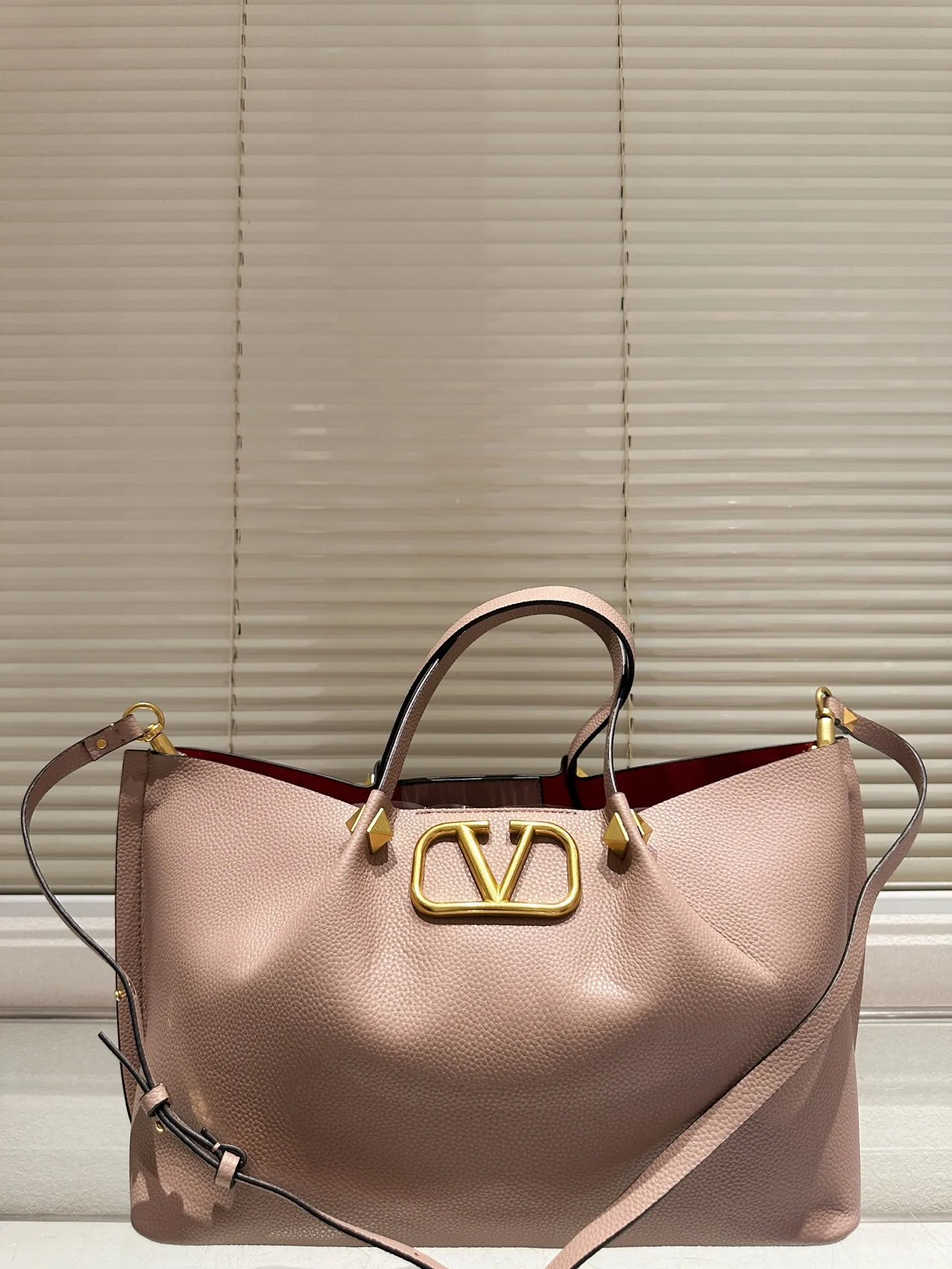 P360 Unboxed⚠️Size 37*24 Valentino Tote bag has unlimited charm and unleashes your fashion attitude. It has a unique appearance and many cute colors to choose from. It is a fashion item not to be missed. It is different from the softness of canvas bags. It gives a free and easy feeling when carried on the body. It is super textured and is loved by fashionistas.