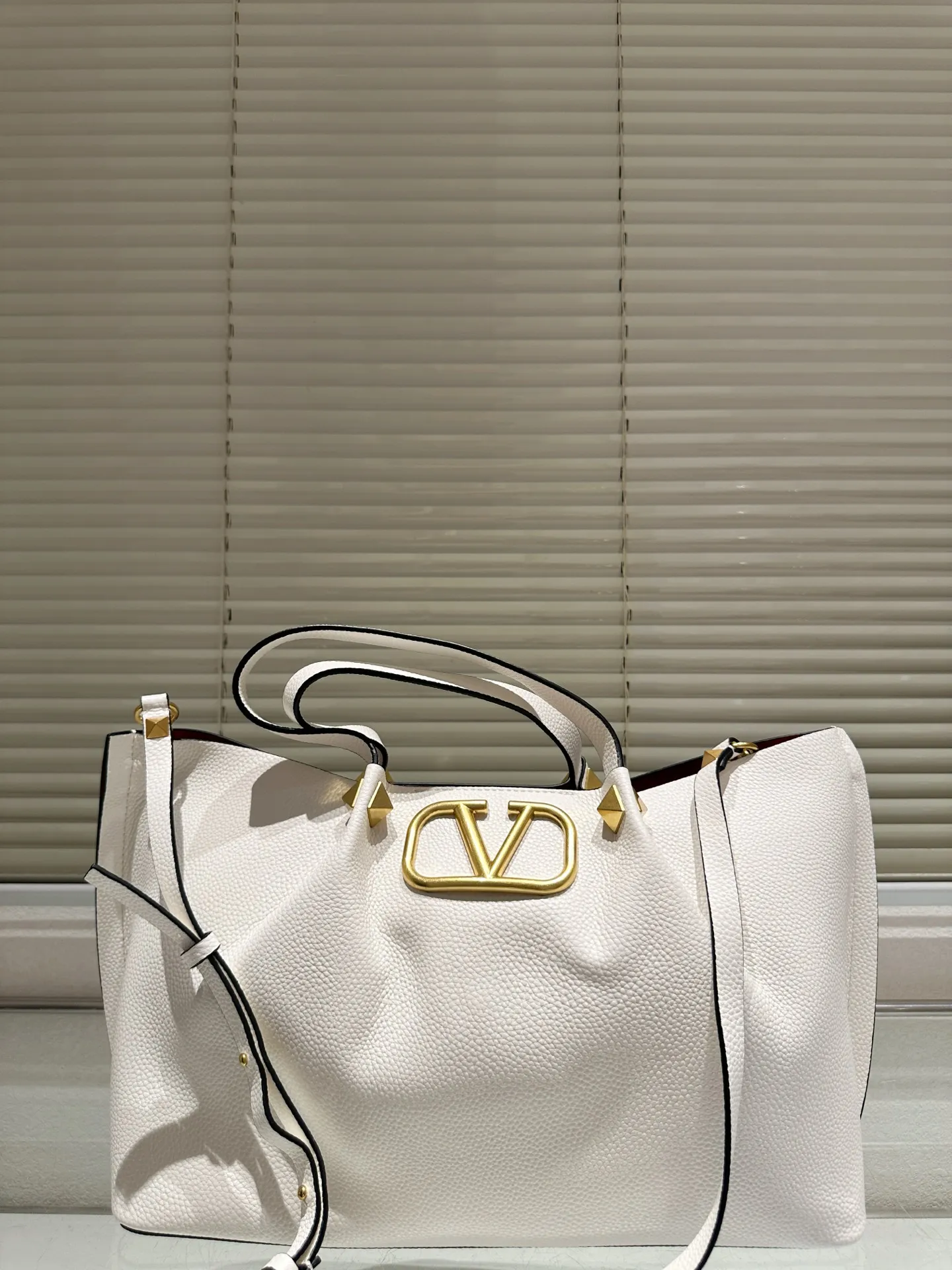 P360 Unboxed⚠️Size 37*24 Valentino Tote bag has unlimited charm and unleashes your fashion attitude. It has a unique appearance and many cute colors to choose from. It is a fashion item not to be missed. It is different from the softness of canvas bags. It gives a free and easy feeling when carried on the body. It is super textured and is loved by fashionistas.