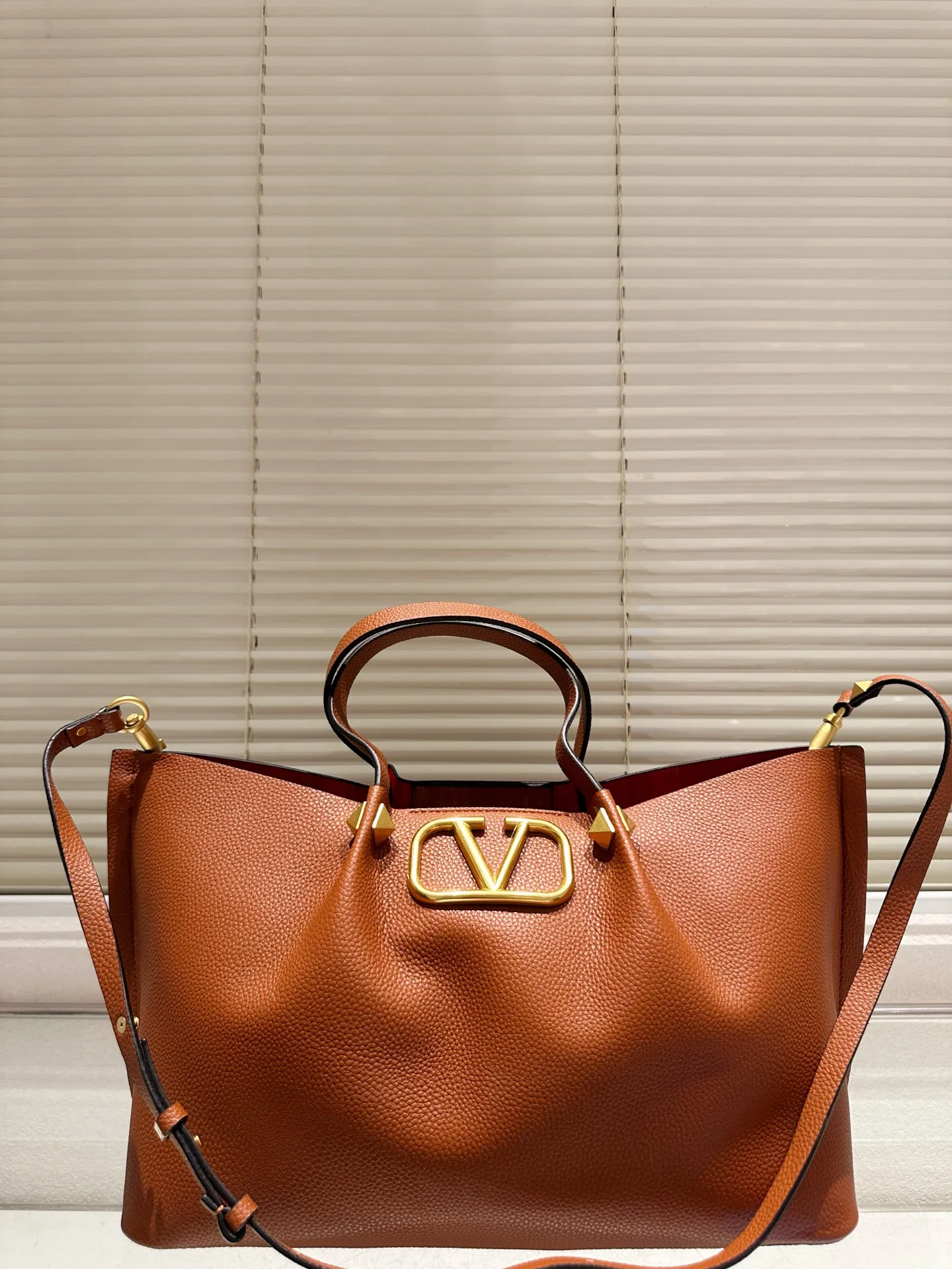 P360 Unboxed⚠️Size 37*24 Valentino Tote bag has unlimited charm and unleashes your fashion attitude. It has a unique appearance and many cute colors to choose from. It is a fashion item not to be missed. It is different from the softness of canvas bags. It gives a free and easy feeling when carried on the body. It is super textured and is loved by fashionistas.