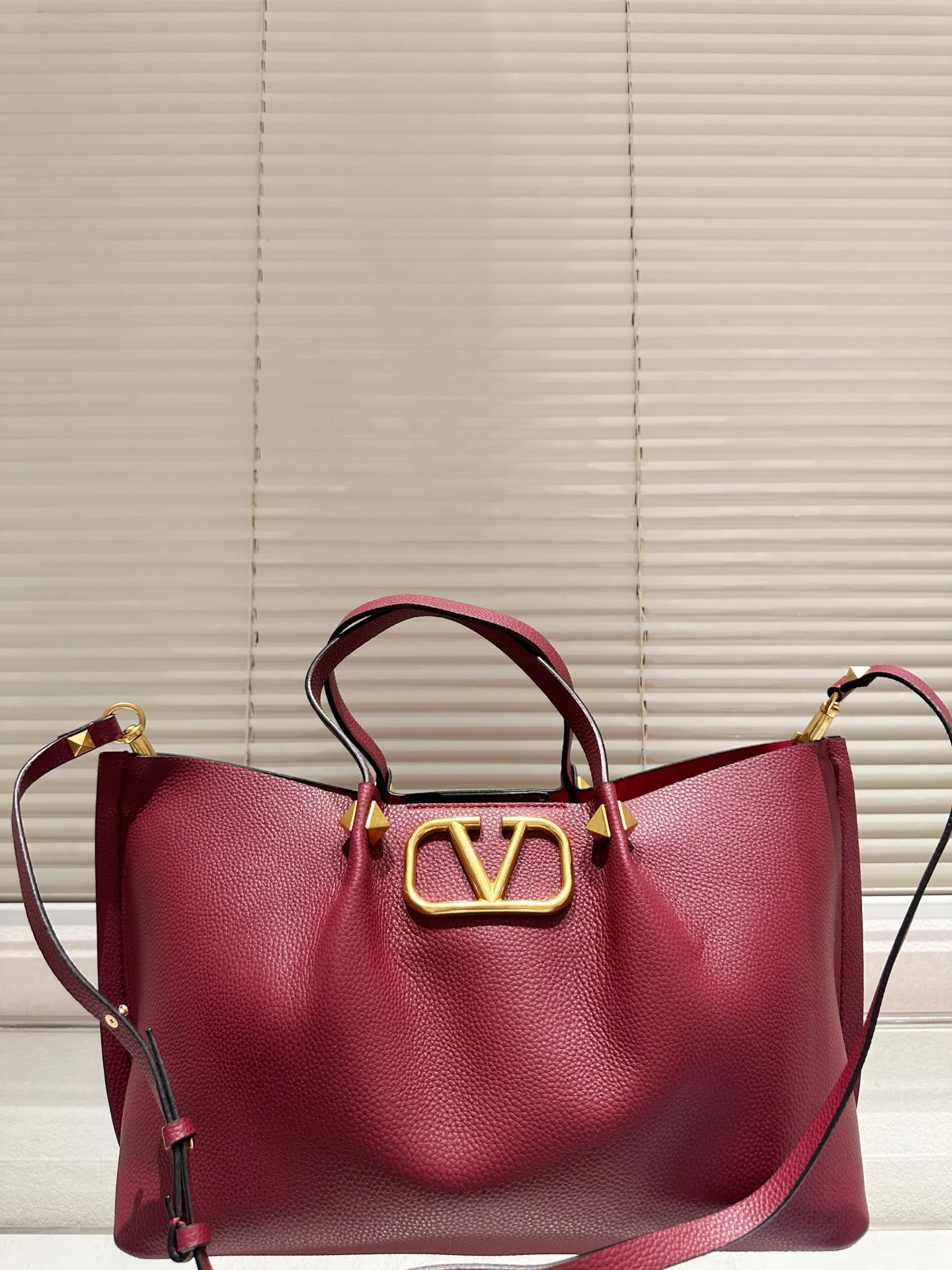P360 Unboxed⚠️Size 37*24 Valentino Tote bag has unlimited charm and unleashes your fashion attitude. It has a unique appearance and many cute colors to choose from. It is a fashion item not to be missed. It is different from the softness of canvas bags. It gives a free and easy feeling when carried on the body. It is super textured and is loved by fashionistas.