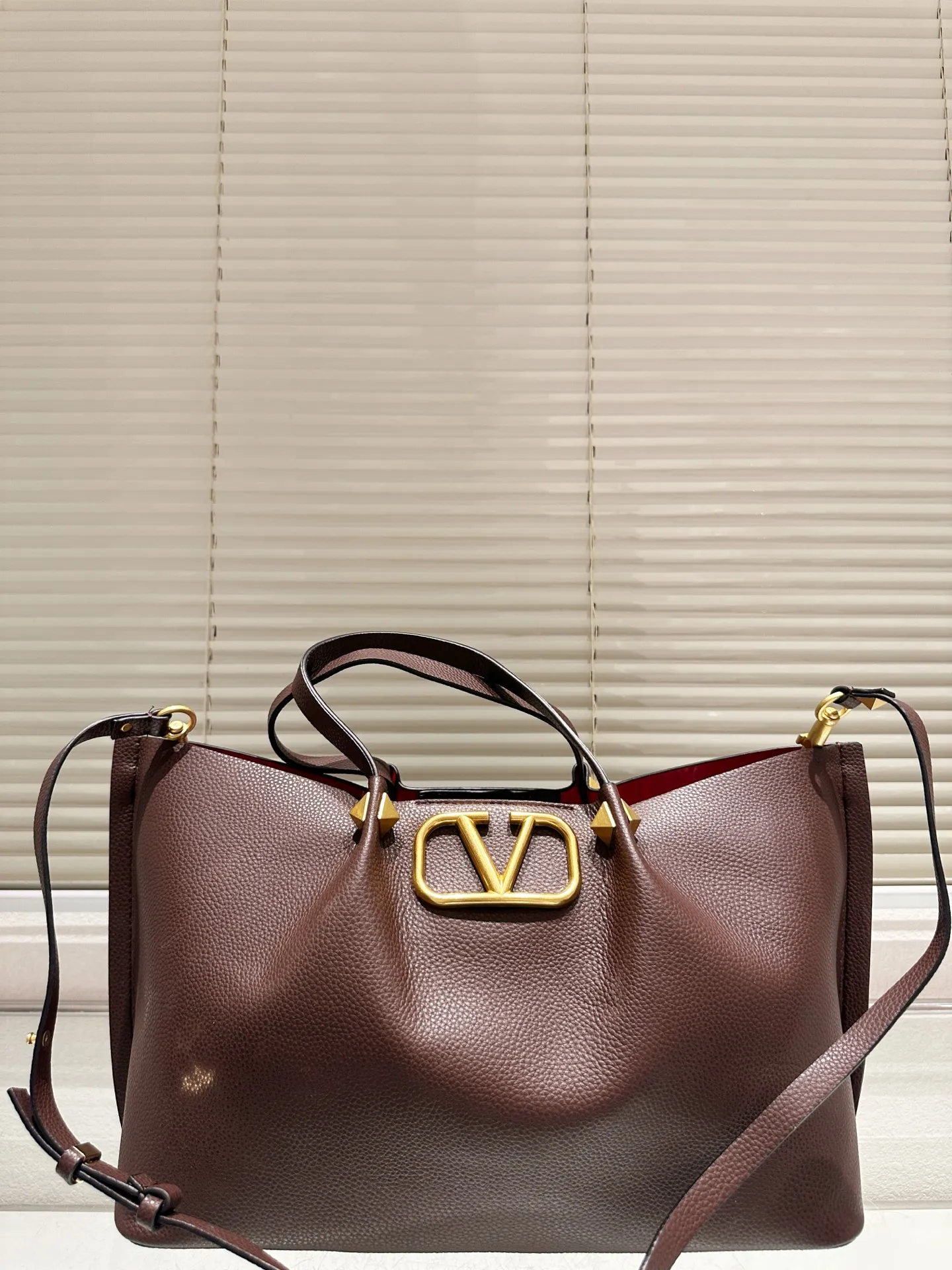 P360 Unboxed⚠️Size 37*24 Valentino Tote bag has unlimited charm and unleashes your fashion attitude. It has a unique appearance and many cute colors to choose from. It is a fashion item not to be missed. It is different from the softness of canvas bags. It gives a free and easy feeling when carried on the body. It is super textured and is loved by fashionistas.