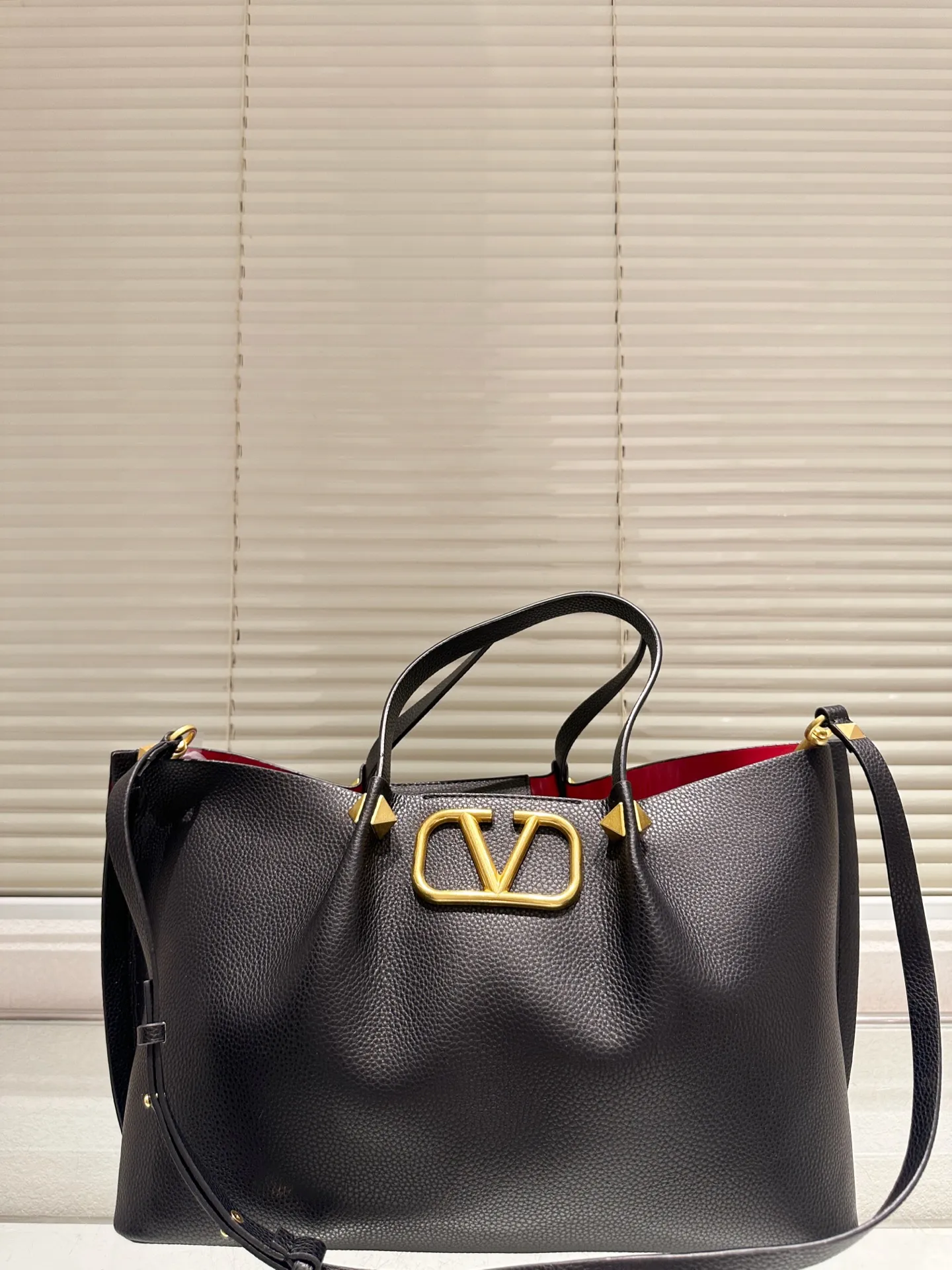 P360 Unboxed⚠️Size 37*24 Valentino Tote bag has unlimited charm and unleashes your fashion attitude. It has a unique appearance and many cute colors to choose from. It is a fashion item not to be missed. It is different from the softness of canvas bags. It gives a free and easy feeling when carried on the body. It is super textured and is loved by fashionistas.