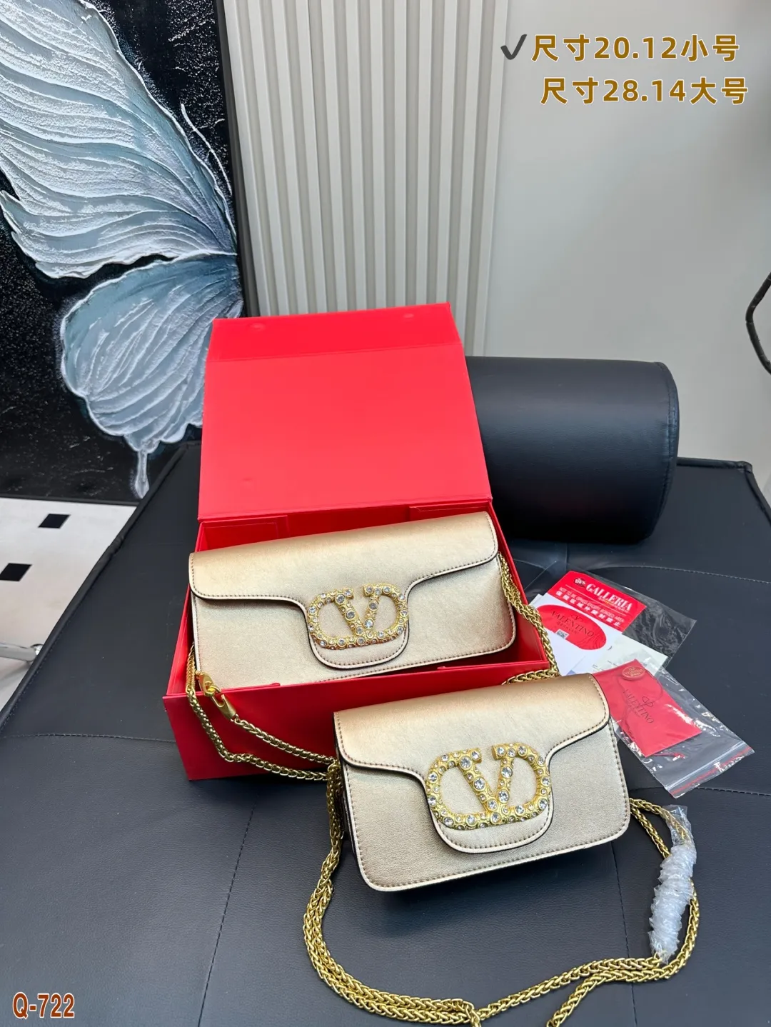 💰300💰310 with folding box VALENTINO Valentino women's Loco calfskin handbag, crossbody bag, new Rockstud Alcove accessories series, iconic vlogo Signature, avant-garde shape creates unique and attractive charm. Size 20.12/28.14