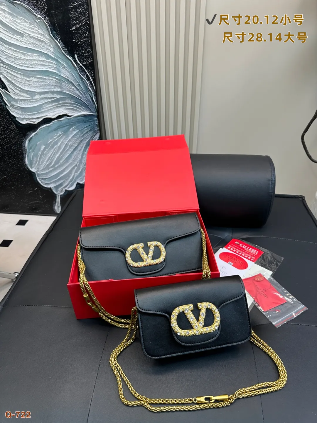 💰300💰310 with folding box VALENTINO Valentino women's Loco calfskin handbag, crossbody bag, new Rockstud Alcove accessories series, iconic vlogo Signature, avant-garde shape creates unique and attractive charm. Size 20.12/28.14