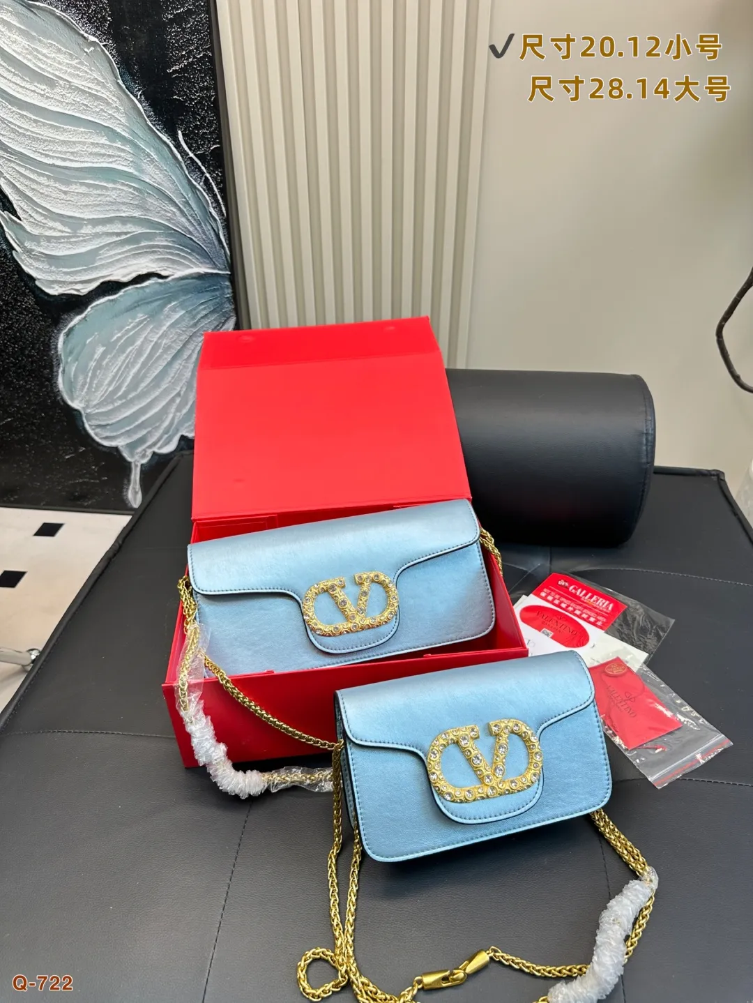 💰300💰310 with folding box VALENTINO Valentino women's Loco calfskin handbag, crossbody bag, new Rockstud Alcove accessories series, iconic vlogo Signature, avant-garde shape creates unique and attractive charm. Size 20.12/28.14