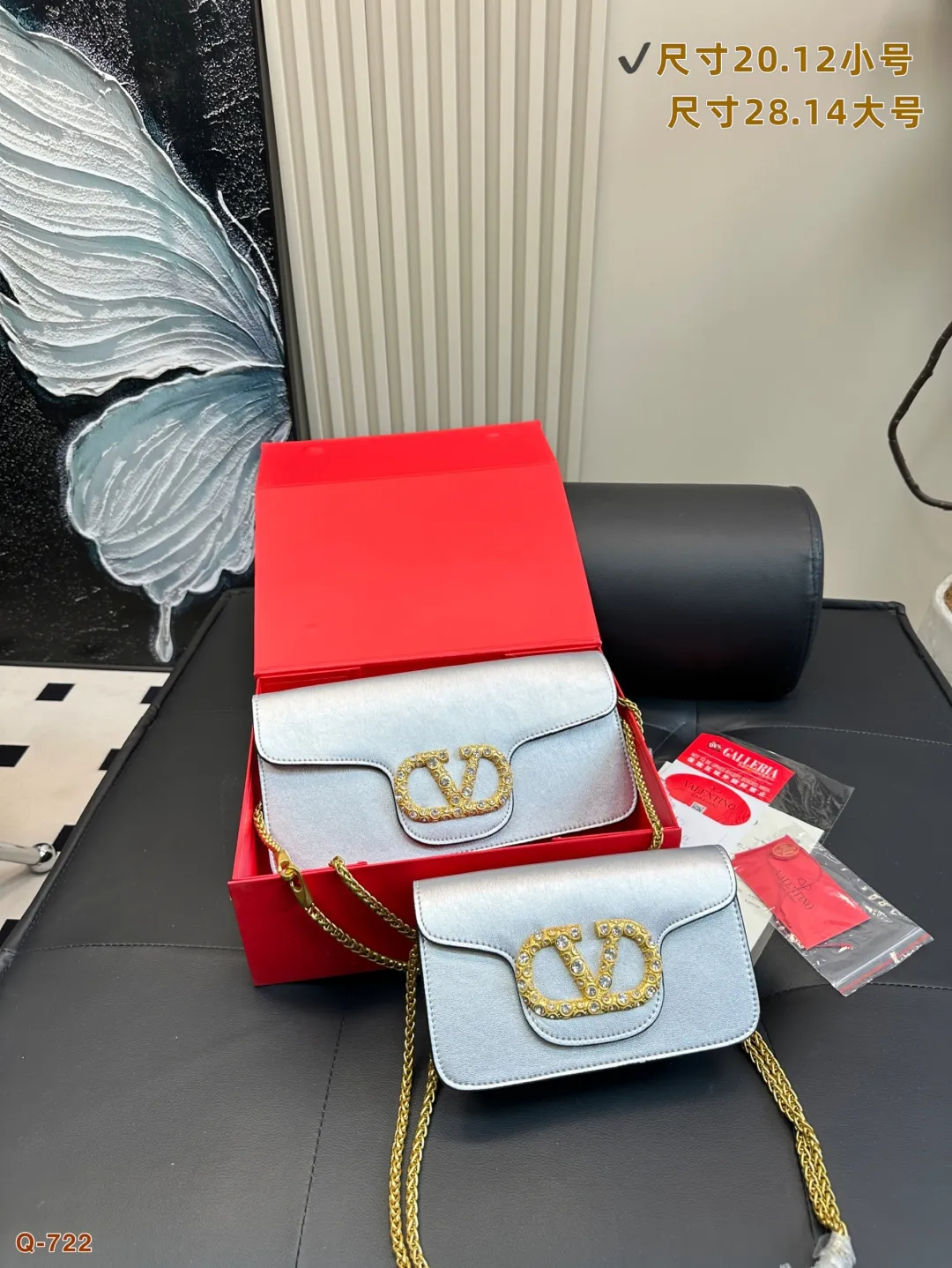 💰300💰310 with folding box VALENTINO Valentino women's Loco calfskin handbag, crossbody bag, new Rockstud Alcove accessories series, iconic vlogo Signature, avant-garde shape creates unique and attractive charm. Size 20.12/28.14