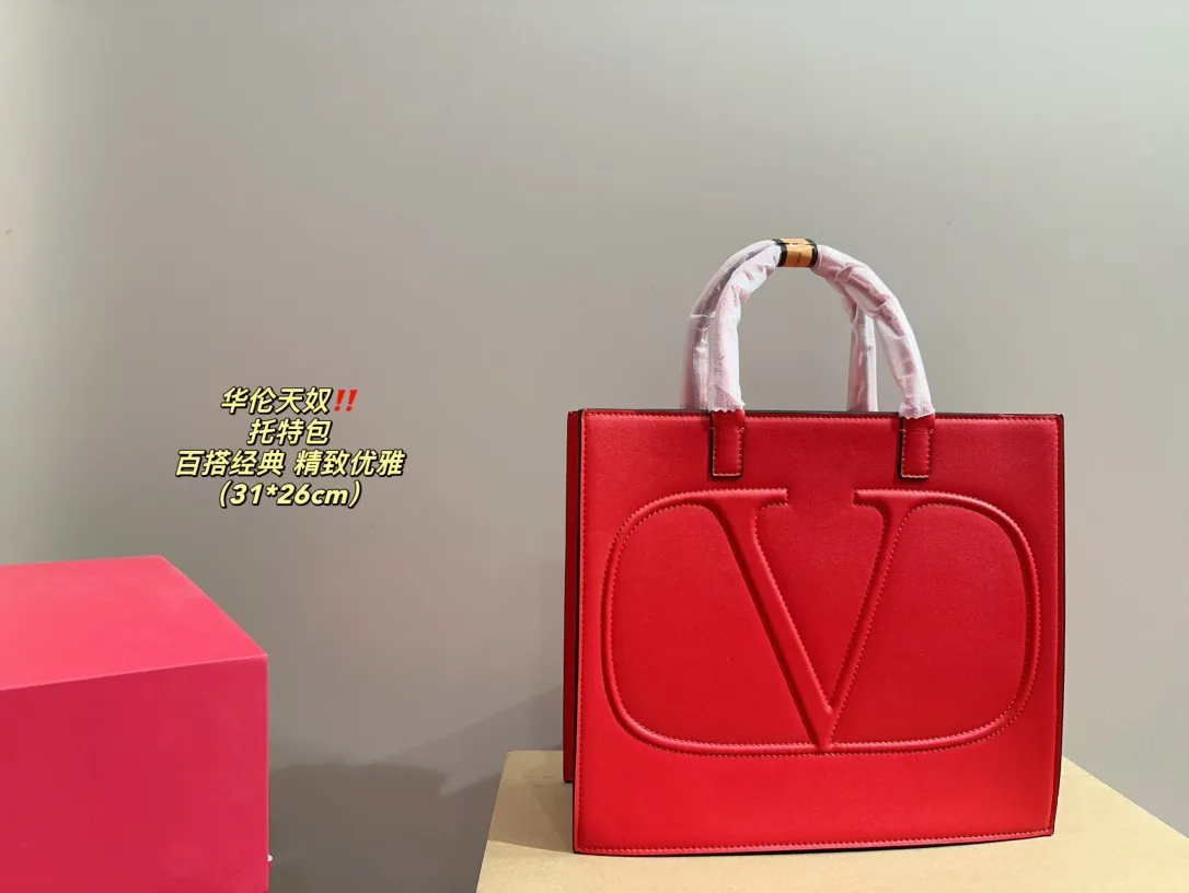 P370 comes with folding box ⚠️Size 31.26 Valentino tote bag, versatile and classic, exquisite one, really super invincible and cute, full of fairy spirit, a must-have for girls every day