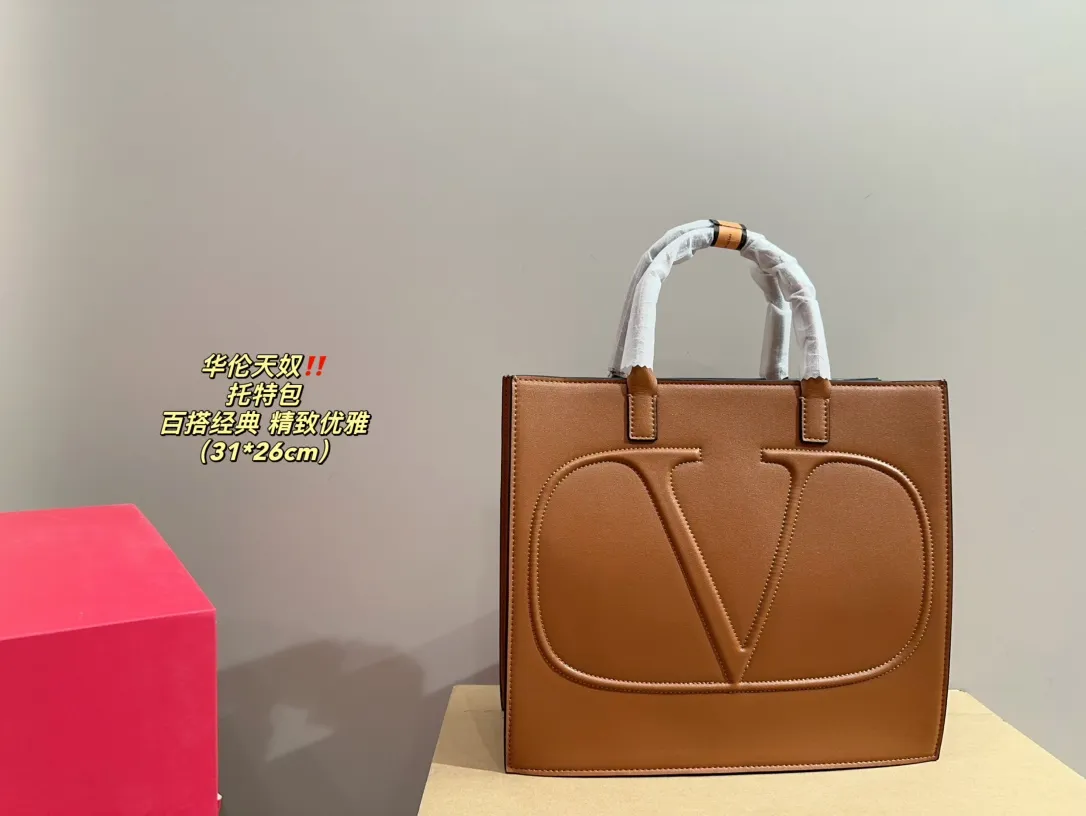 P370 comes with folding box ⚠️Size 31.26 Valentino tote bag, versatile and classic, exquisite one, really super invincible and cute, full of fairy spirit, a must-have for girls every day
