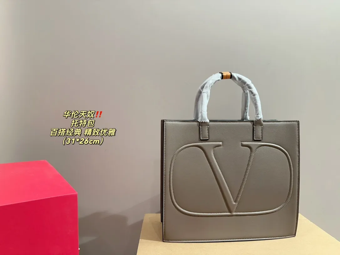 P370 comes with folding box ⚠️Size 31.26 Valentino tote bag, versatile and classic, exquisite one, really super invincible and cute, full of fairy spirit, a must-have for girls every day